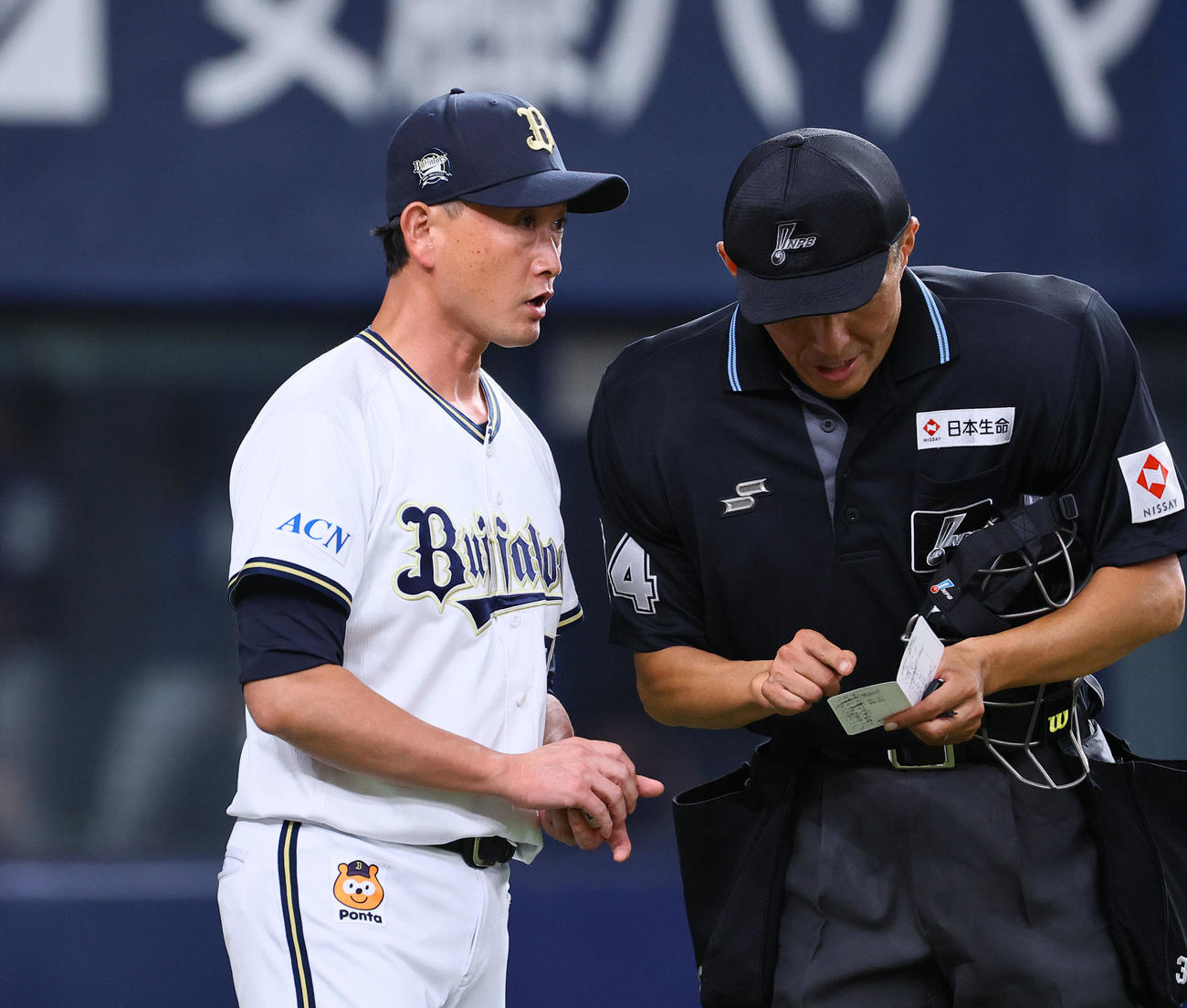 オリックス対ソフトバンク　9回途中、交代を告げるオリックス岸田監督（撮影・藤尾明華）
