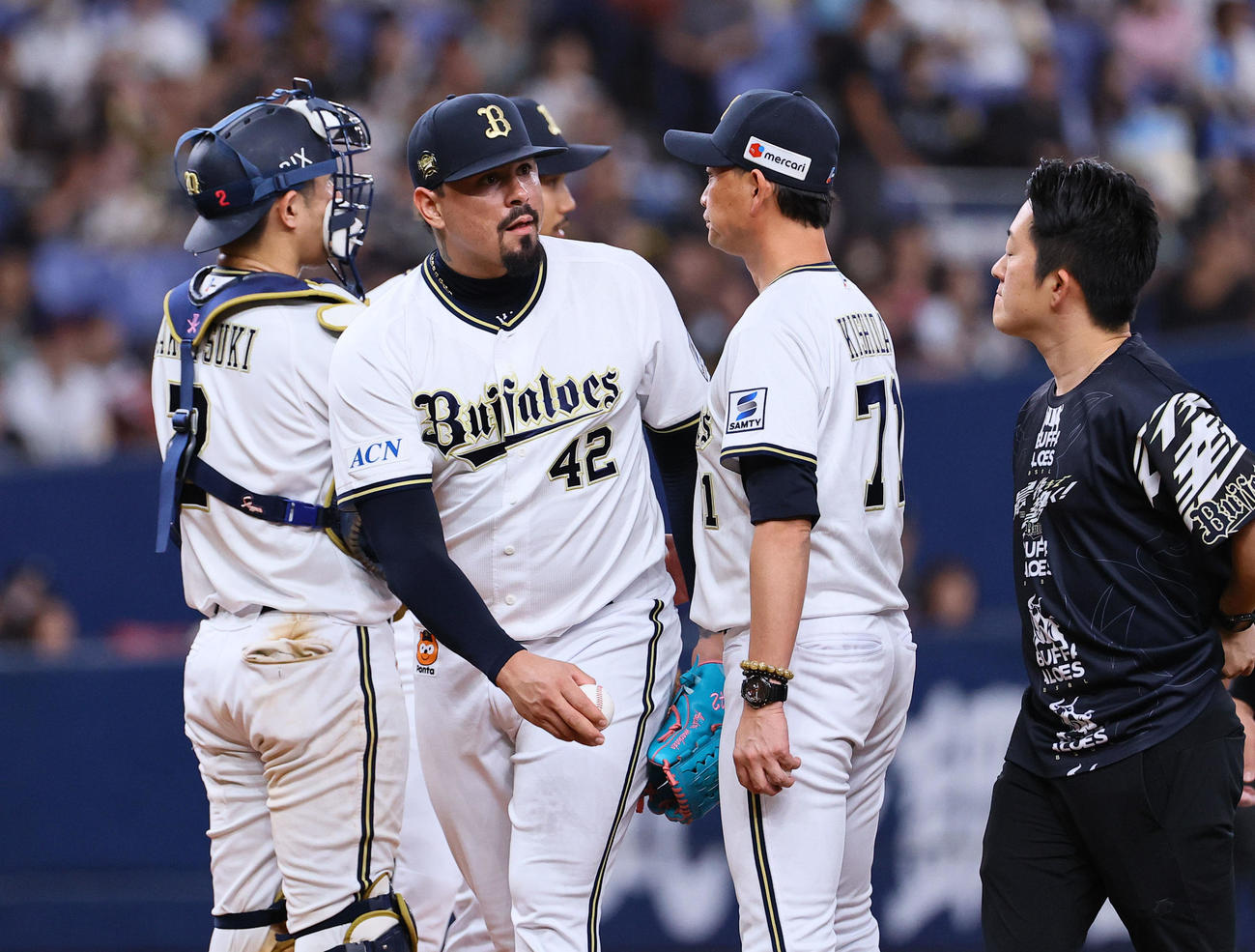 オリックス対ソフトバンク　9回途中、降板するオリックスのマチャド（撮影・藤尾明華）