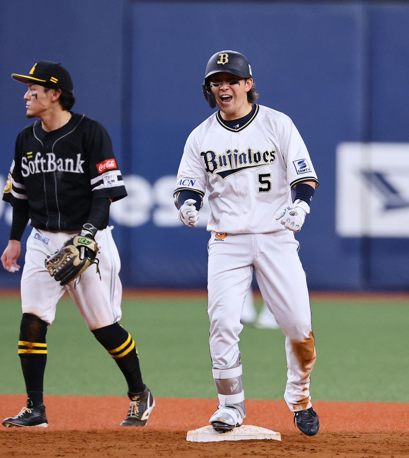 オリックス対ソフトバンク　8回裏オリックス2死二塁、西野は先制適時二塁打を放ちガッツポーズをする（撮影・藤尾明華）