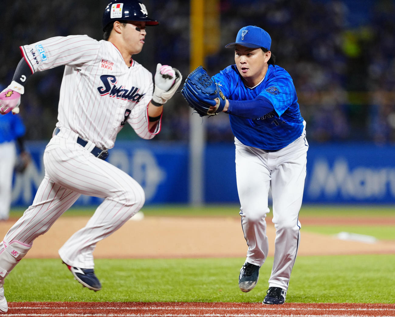 ヤクルト対DeNA 1回裏ヤクルト無死、浜田（左）にタッチし投ゴロとする竹田（撮影・江口和貴）