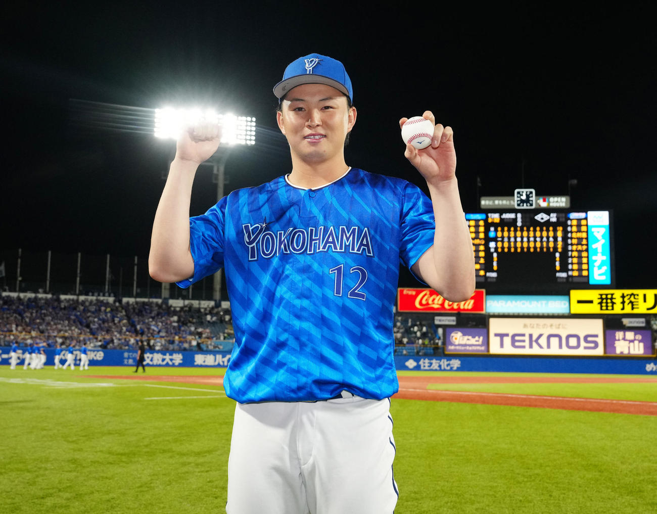 ヤクルト対DeNA　試合後、勝利球を手に写真に納まるDeNA竹田（撮影・江口和貴）