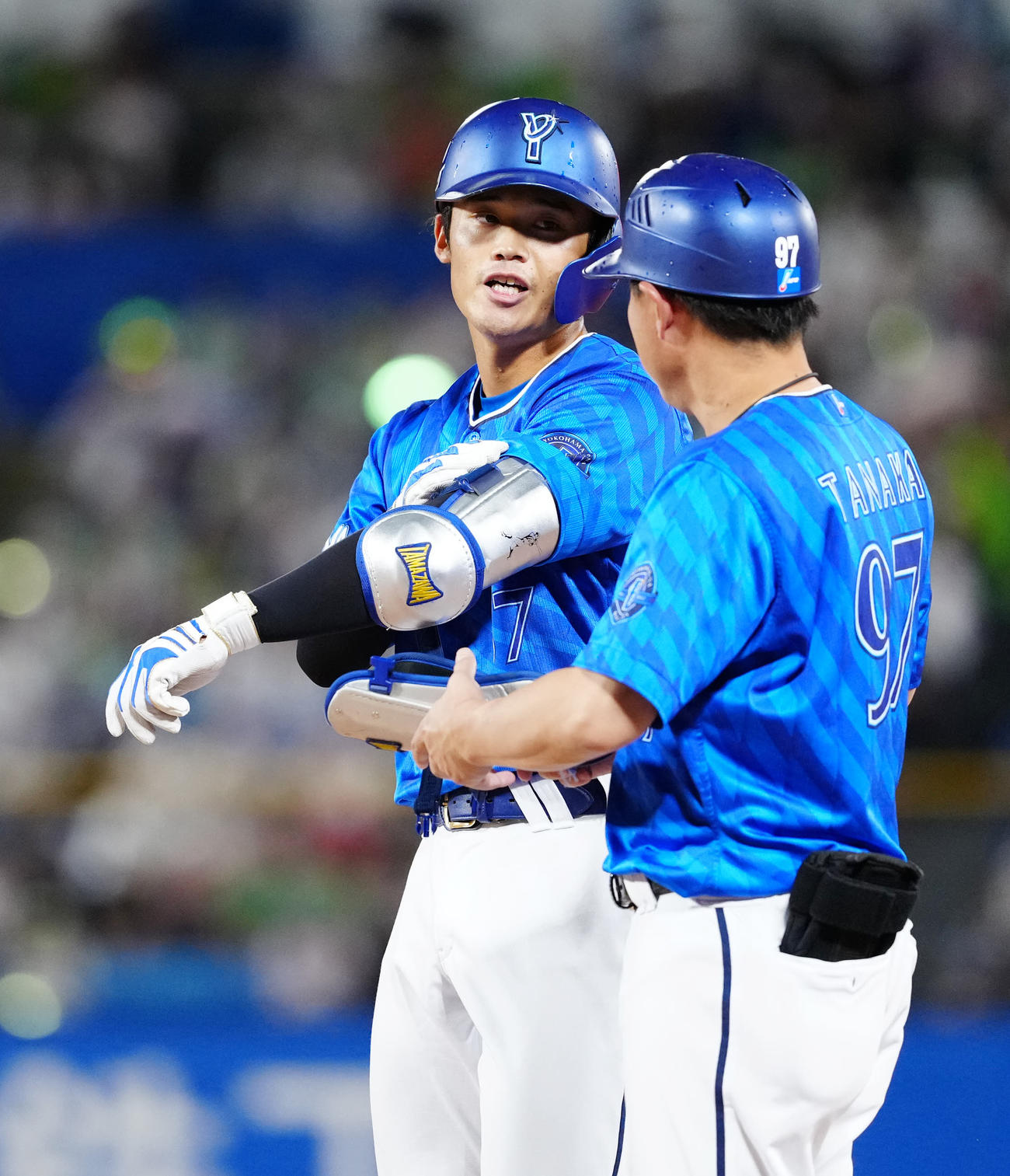 ヤクルト対DeNA 2回表DeNA1死一塁、プロ初安打となる右前打を放った加藤響（左）（撮影・江口和貴）