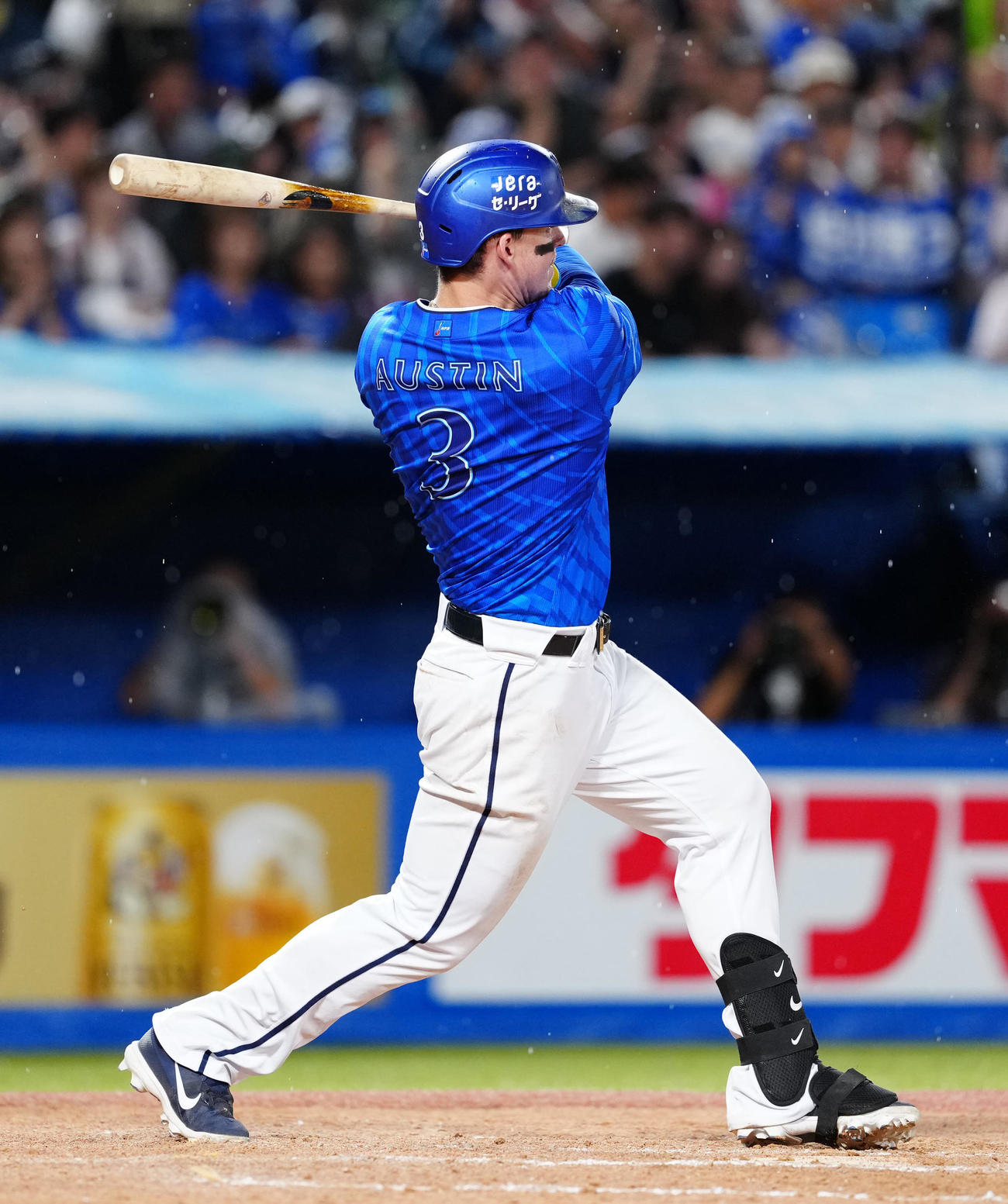 ヤクルト対DeNA 5回表DeNA2死、二塁打を放つオースティン（撮影・江口和貴）