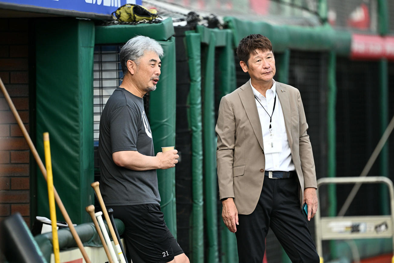 楽天対ロッテ　試合前練習でロッテ吉井監督（左）は阿波野氏と話す（撮影・滝沢徹郎）