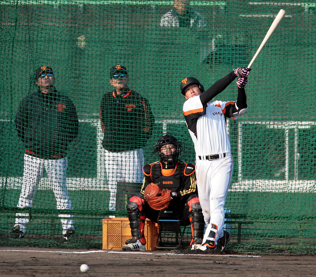 プロ1年目の春季キャンプで快音を響かせる大田泰示を見つめる原辰徳監督と岡崎郁2軍監督