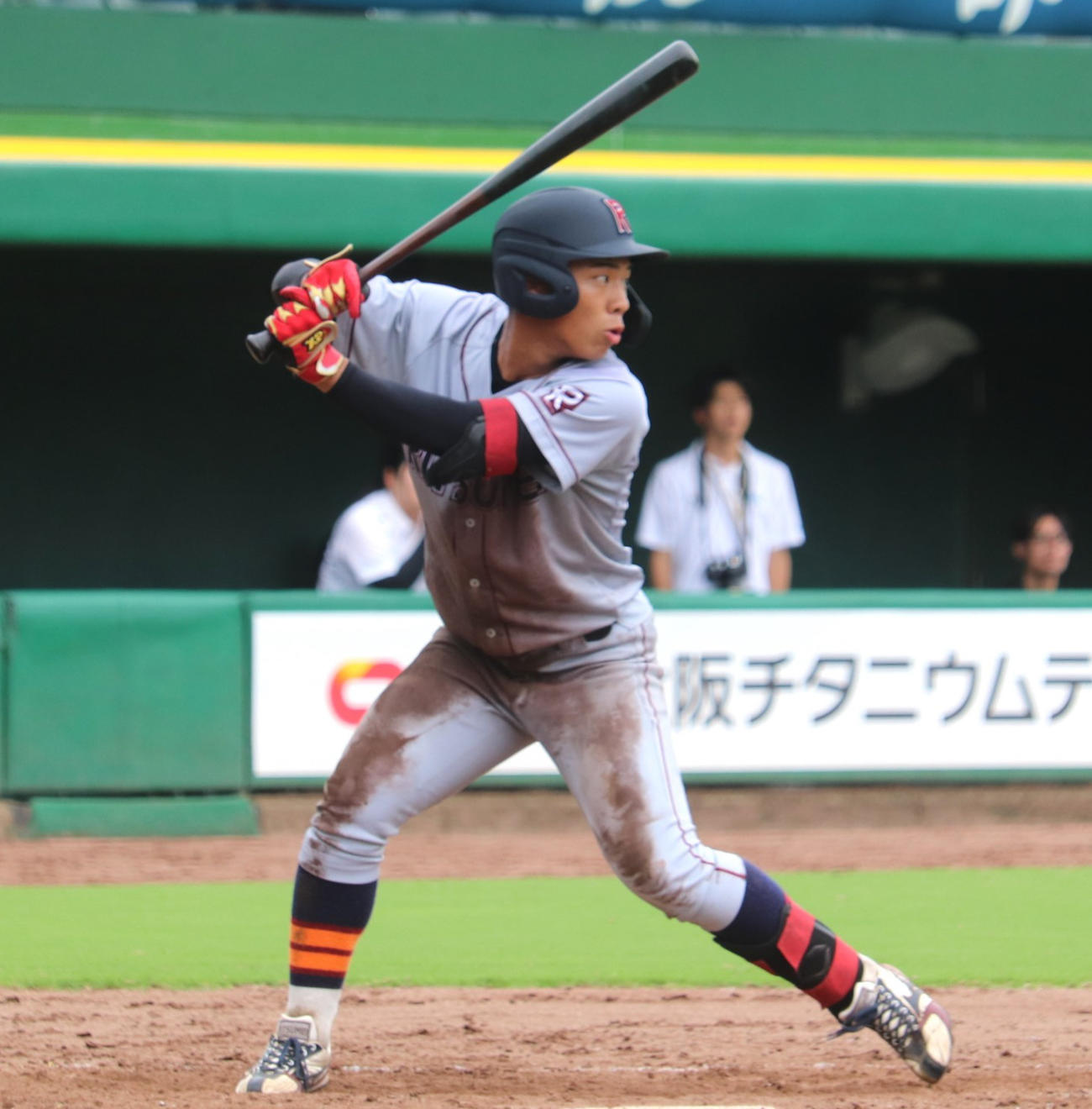 立命大対近大1回戦　8回2死に打席に立つ、立命大の1年生・神谷（撮影・中島麗）