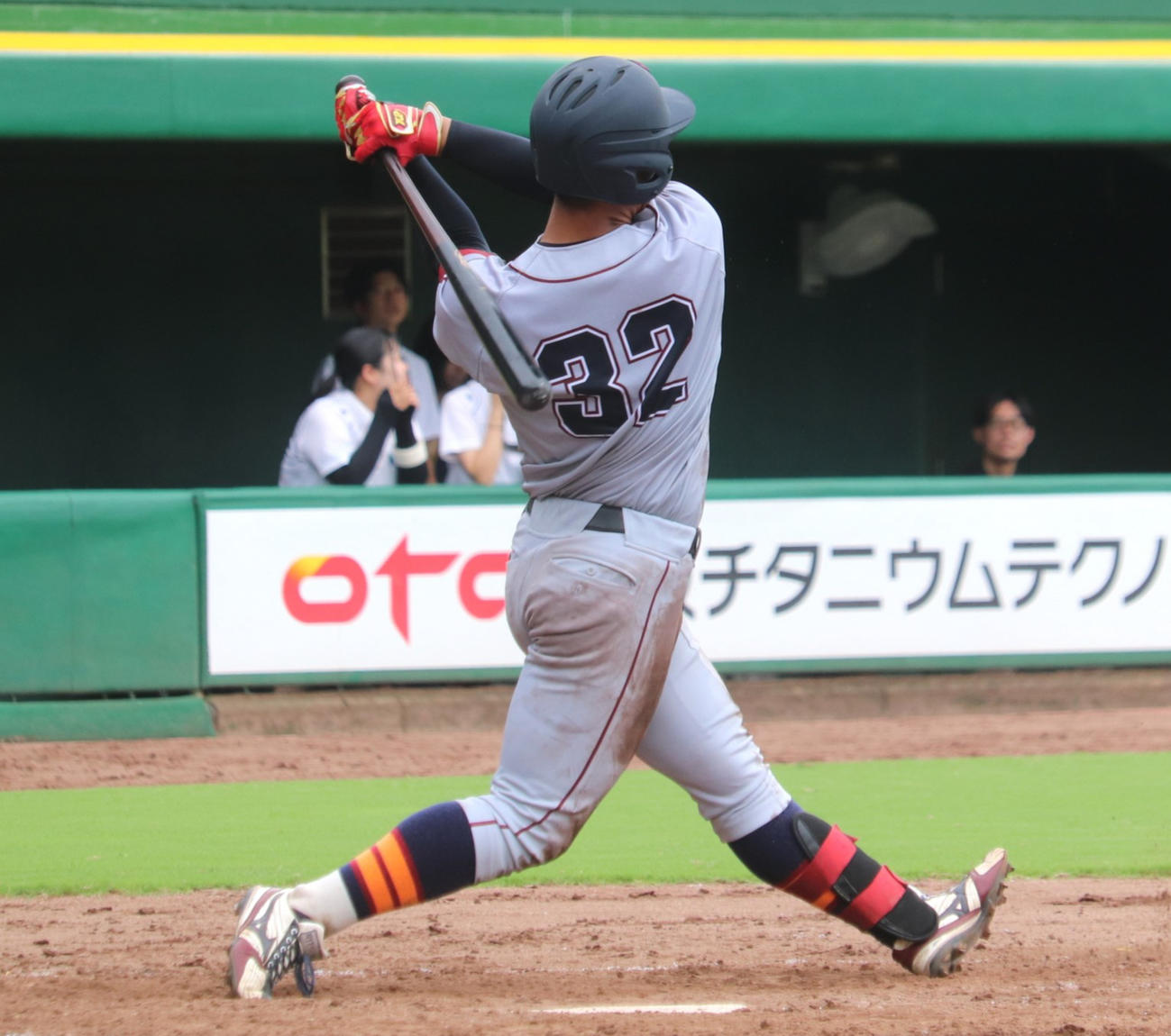 立命大対近大1回戦　フルスイングが光る、立命大の1年生・神谷（撮影・中島麗）
