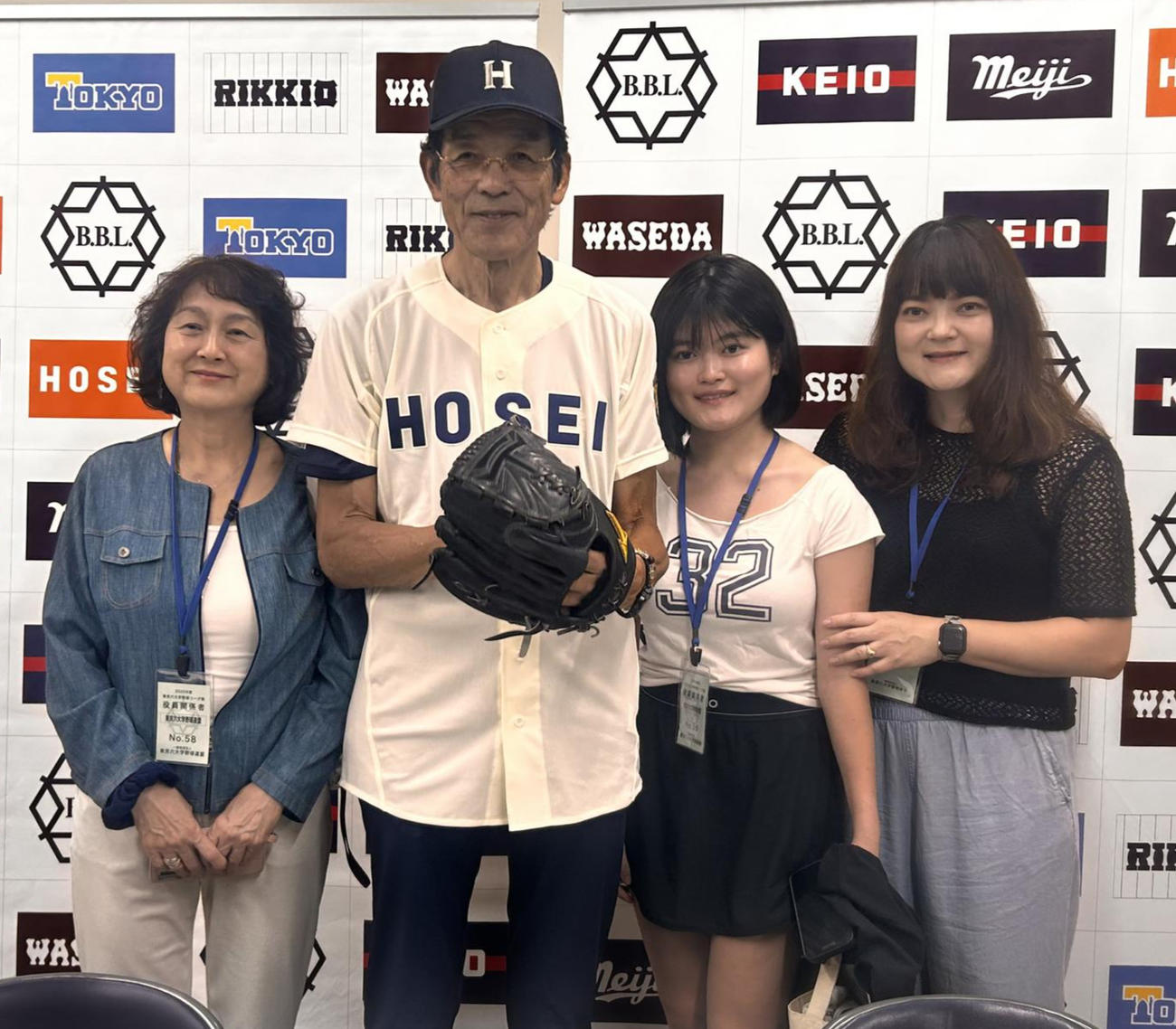 「東京6大学野球連盟創設100年」を記念したレジェンド始球式を終え、家族写真を撮る法大OBで元阪神の江本孟紀氏（撮影・平山連）