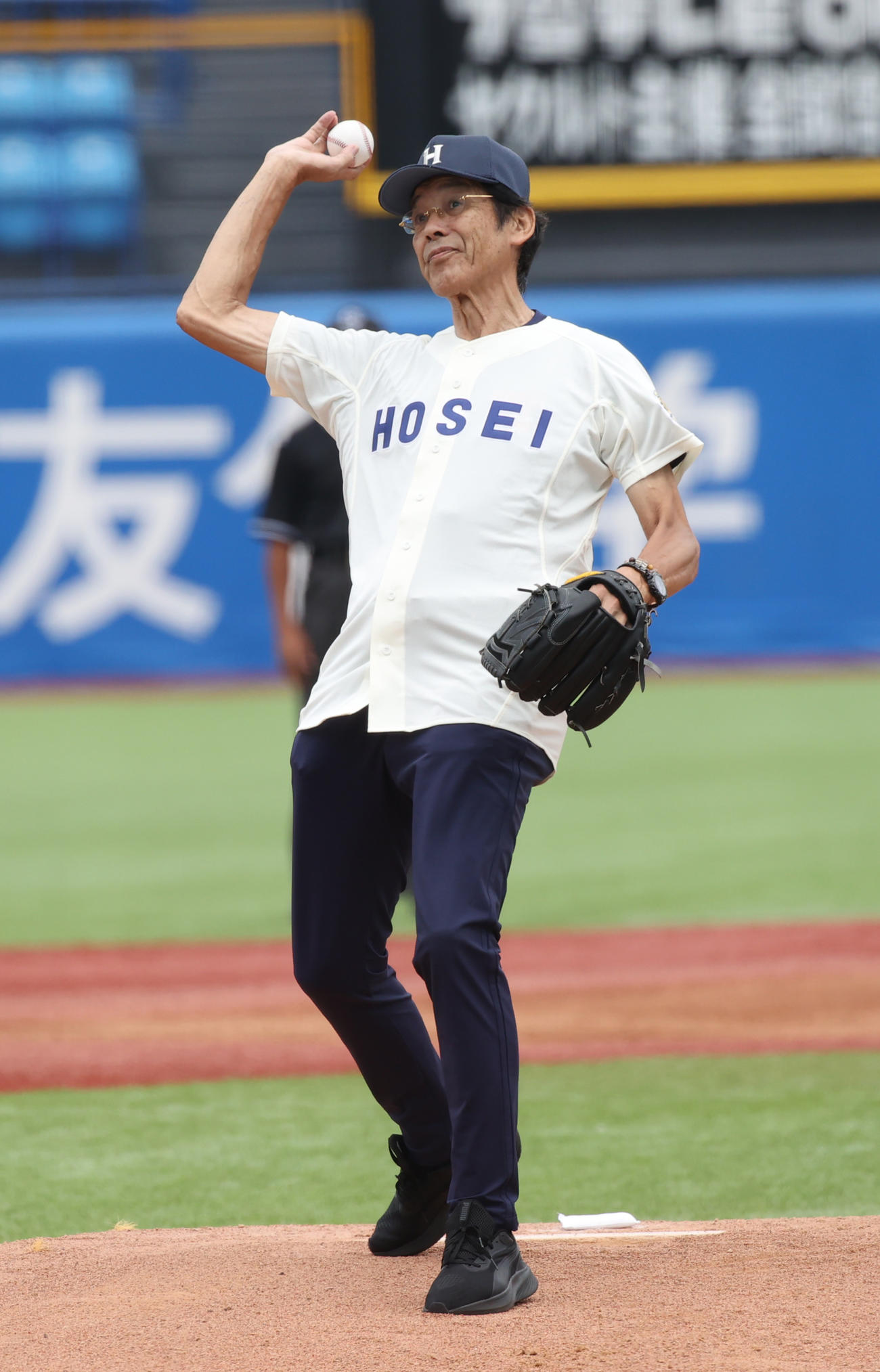 法大対慶大　始球式を務めた法大OBの江本孟紀氏（撮影・柴田隆二）　　