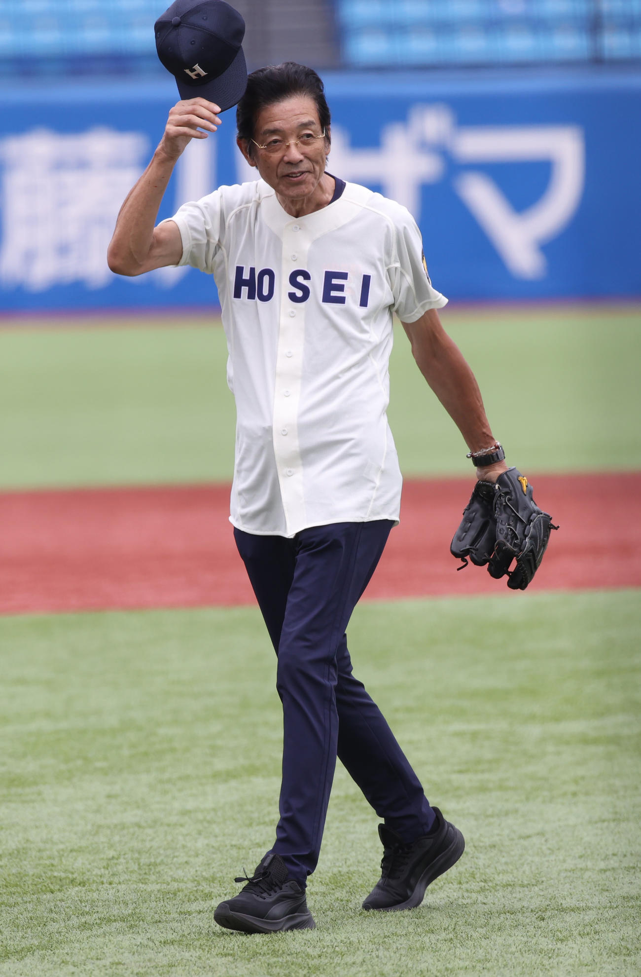 法大対慶大　始球式を務めた法大OBの江本孟紀氏（撮影・柴田隆二）　　