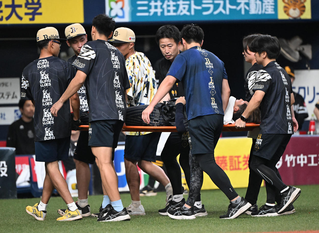 オリックス対ソフトバンク　2回表ソフトバンク2死一、二塁、海野の折れたバットが胸に当たり担架で運ばれる曽谷（撮影・和賀正仁）