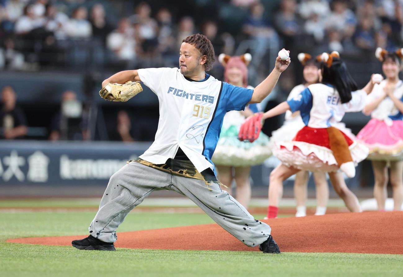 日本ハム対西武　ファーストピッチセレモニーで投球するVOG（撮影・黒川智章）