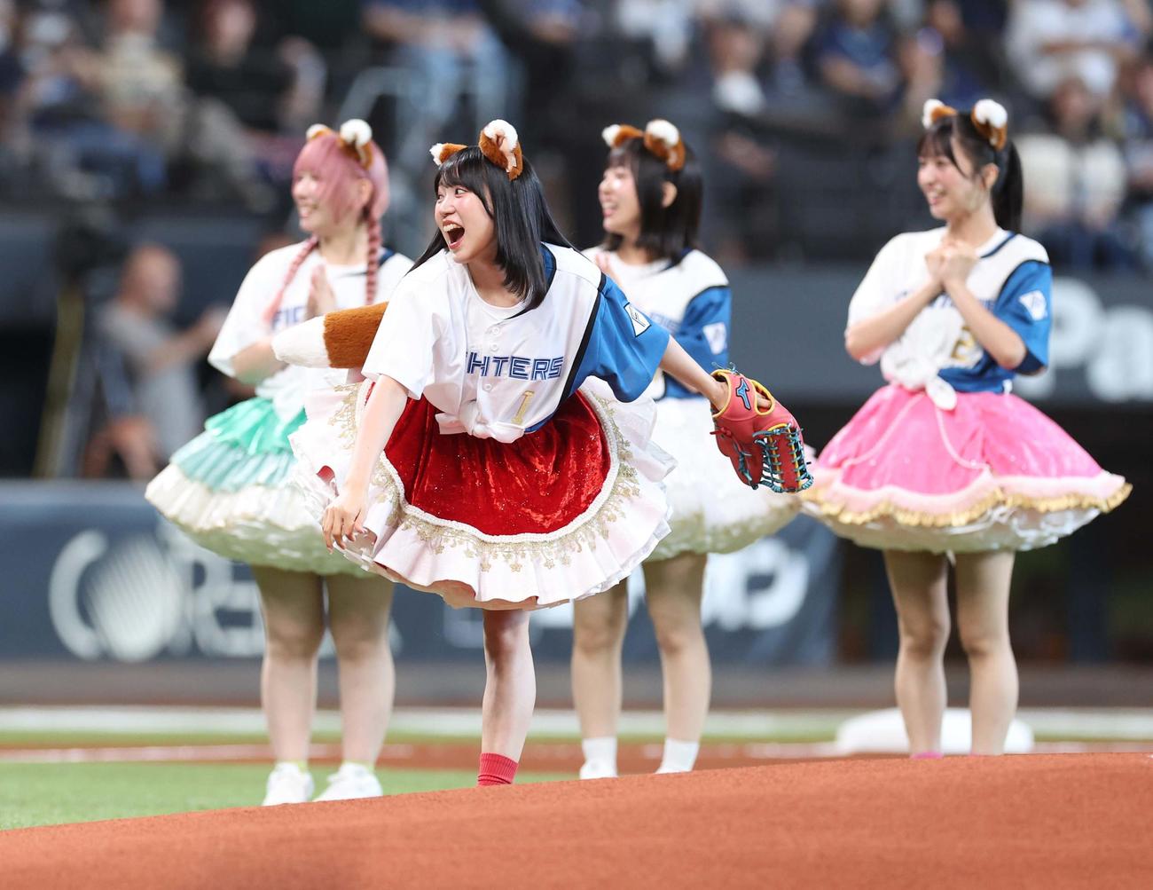 日本ハム対西武　ファーストピッチセレモニーで投球する「Appare！」の朝比奈れい（撮影・黒川智章）