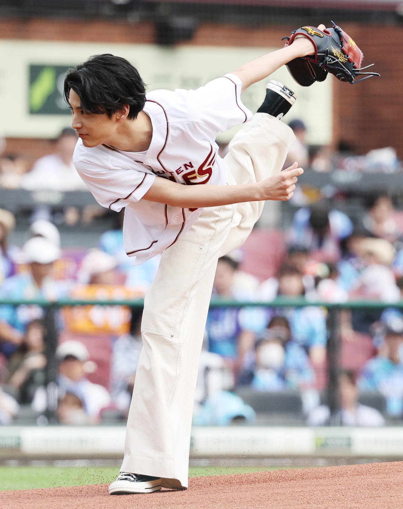 楽天対ロッテ　始球式を行う俳優の渡辺圭祐（撮影・野上伸悟）