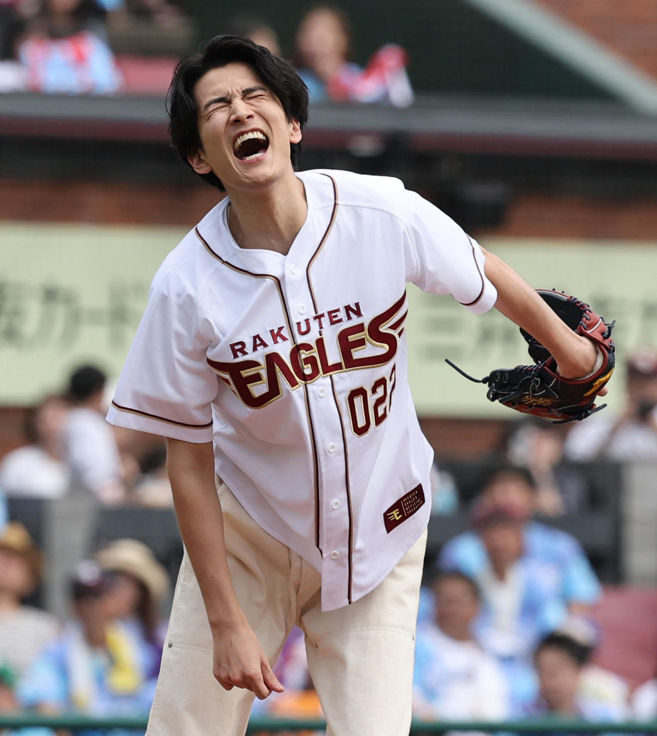 楽天対ロッテ　始球式を終え悔しがる俳優の渡辺圭祐（撮影・野上伸悟）