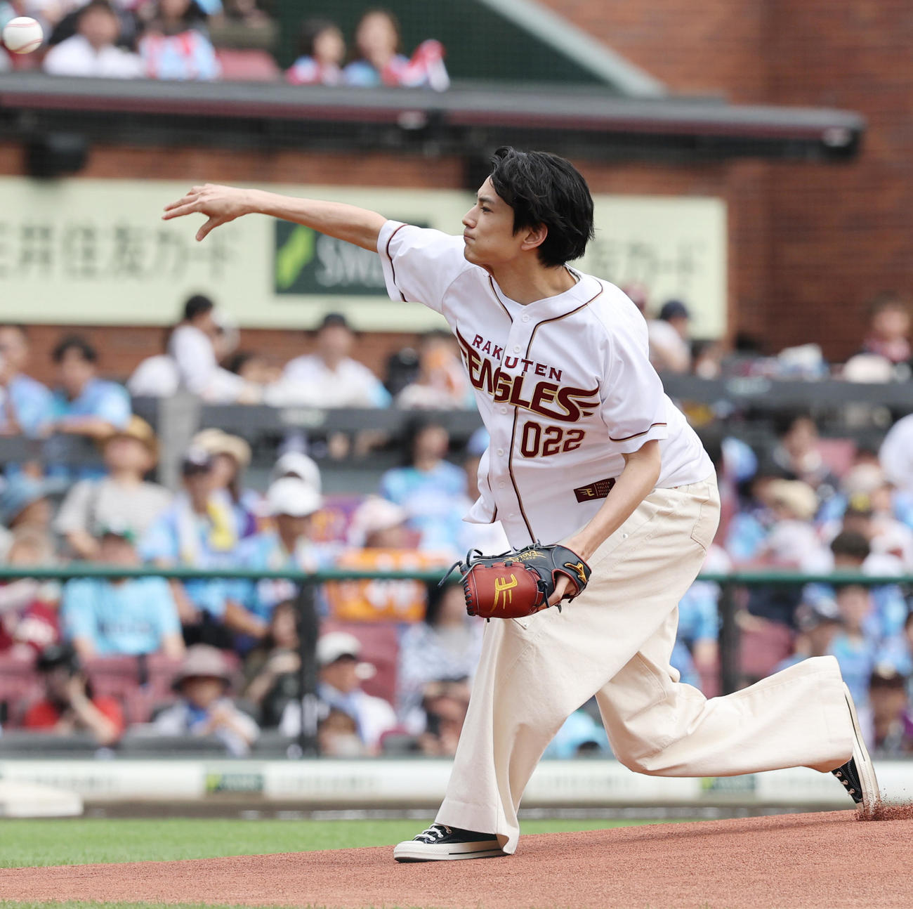 楽天対ロッテ　始球式を行う俳優の渡辺圭祐（撮影・野上伸悟）