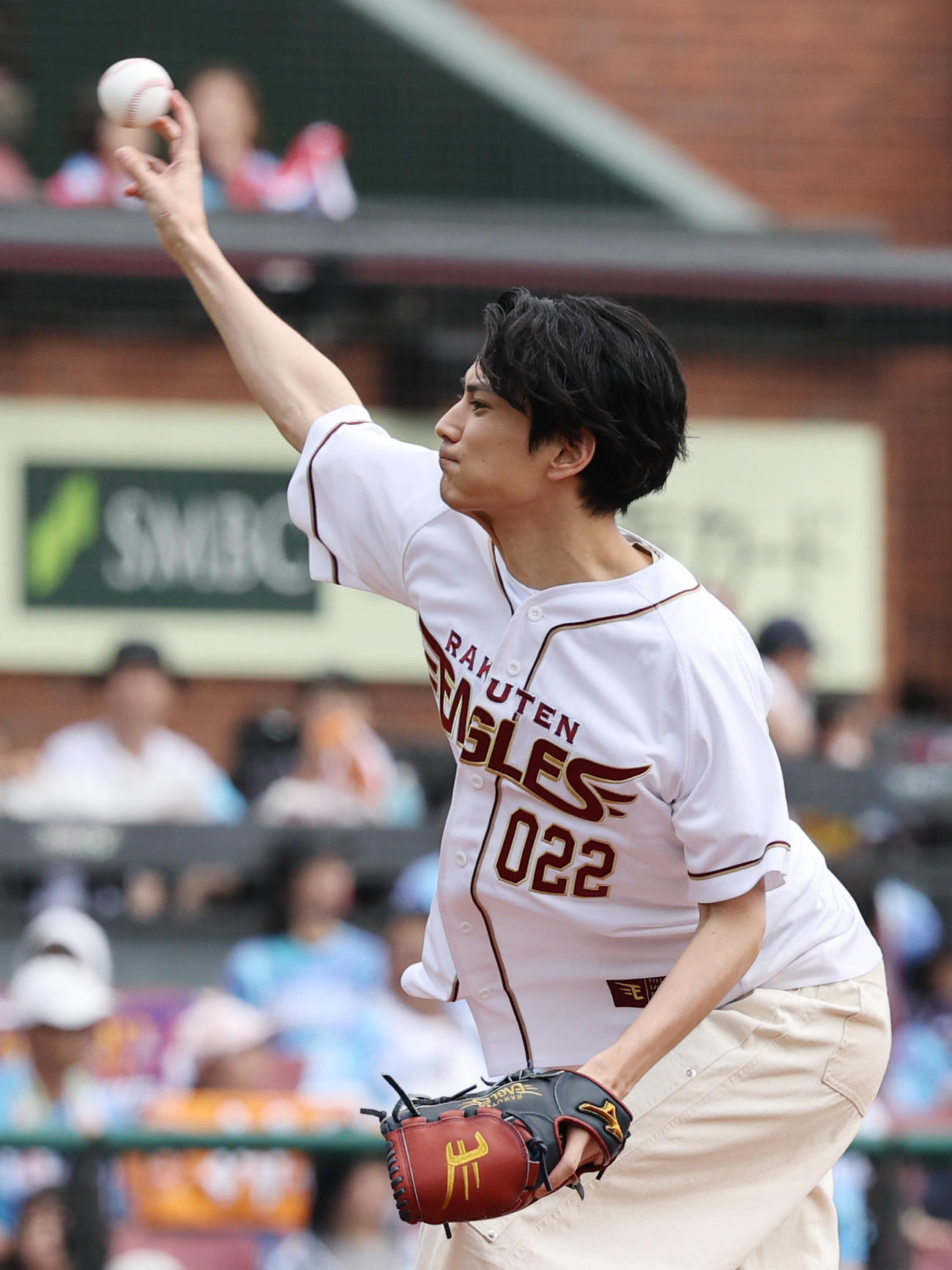 楽天対ロッテ　始球式を行う俳優の渡辺圭祐（撮影・野上伸悟）