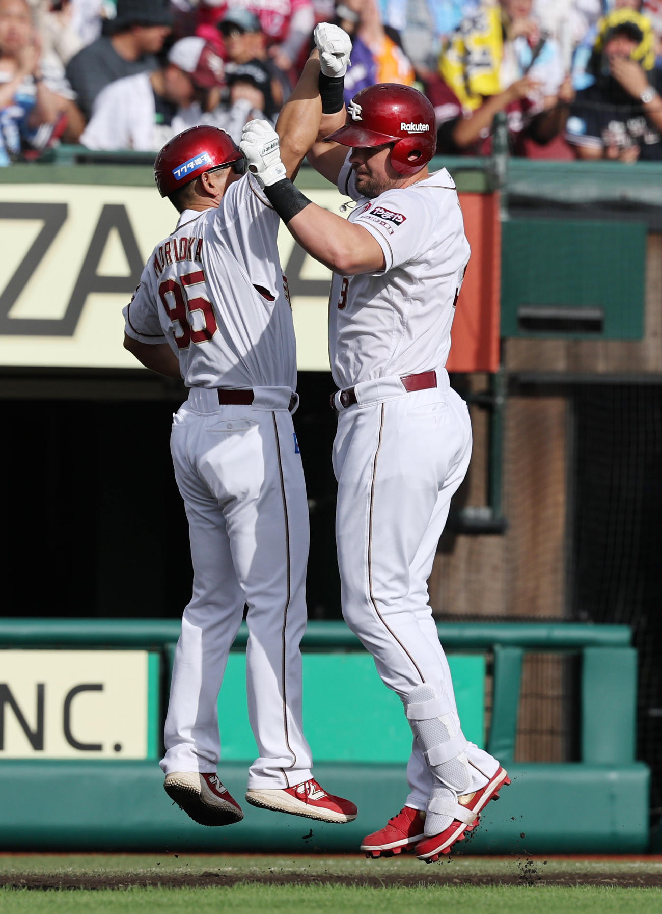 楽天対ロッテ　6回裏楽天無死、左中間本塁打を放ち、森岡コーチ（左）と喜ぶボイト（撮影・野上伸悟）