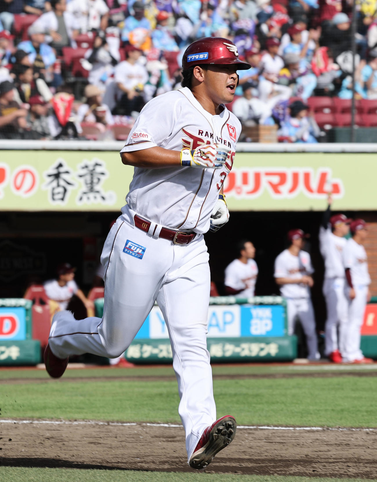 楽天対ロッテ　4回裏楽天無死、左越え本塁打を放つ浅村（撮影・野上伸悟）
