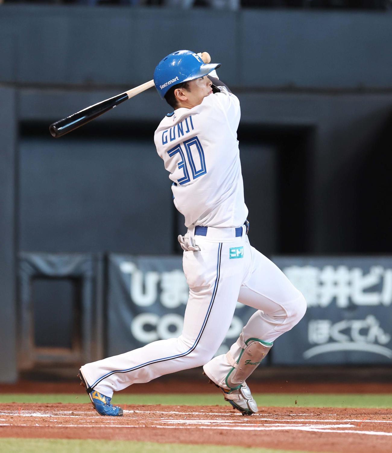 日本ハム対西武　1回裏日本ハム無死満塁、中犠飛を放つ郡司（撮影・黒川智章）