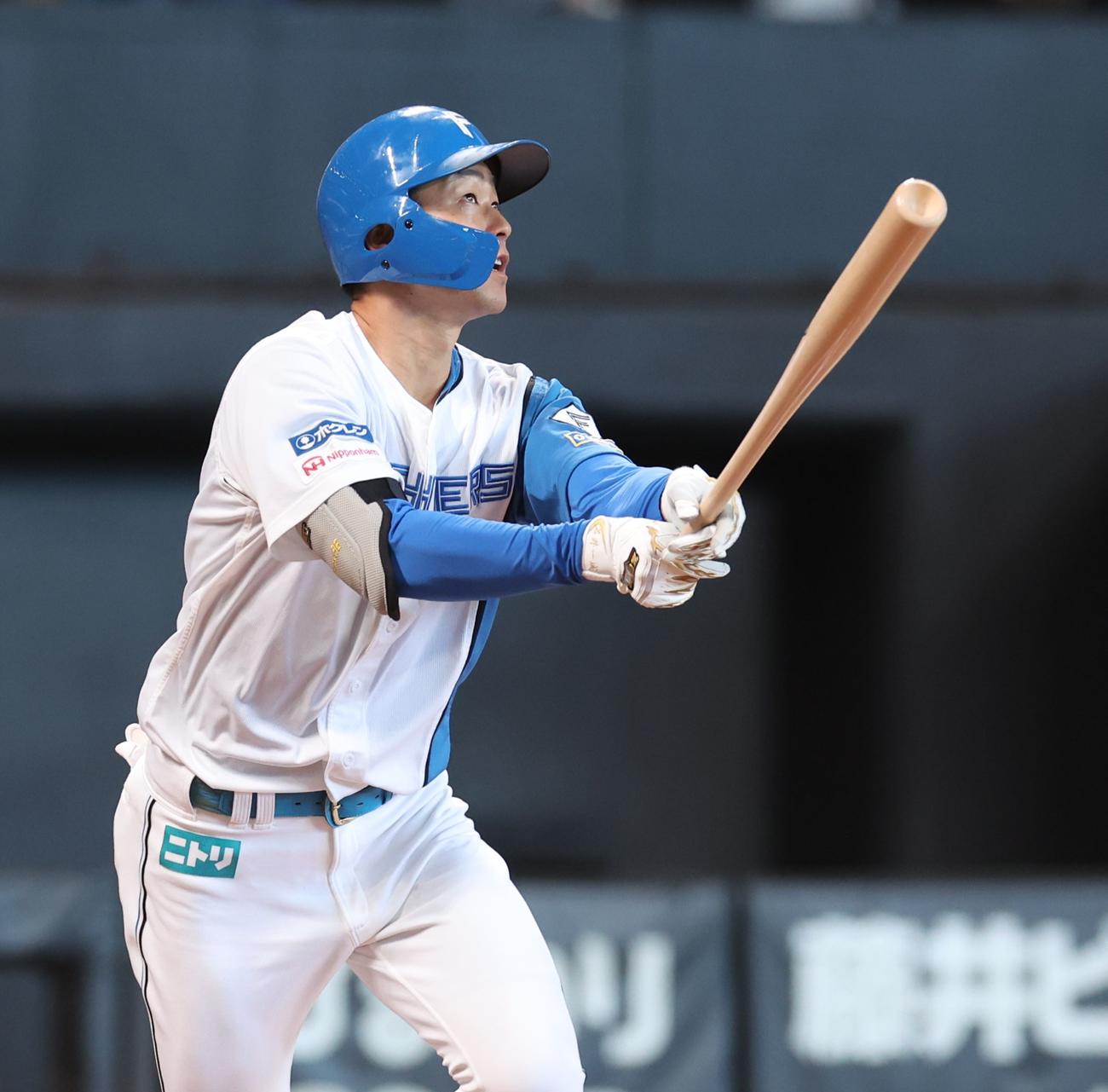 日本ハム対西武　2回裏日本ハム無死、右越え本塁打を放つ石井（撮影・黒川智章）