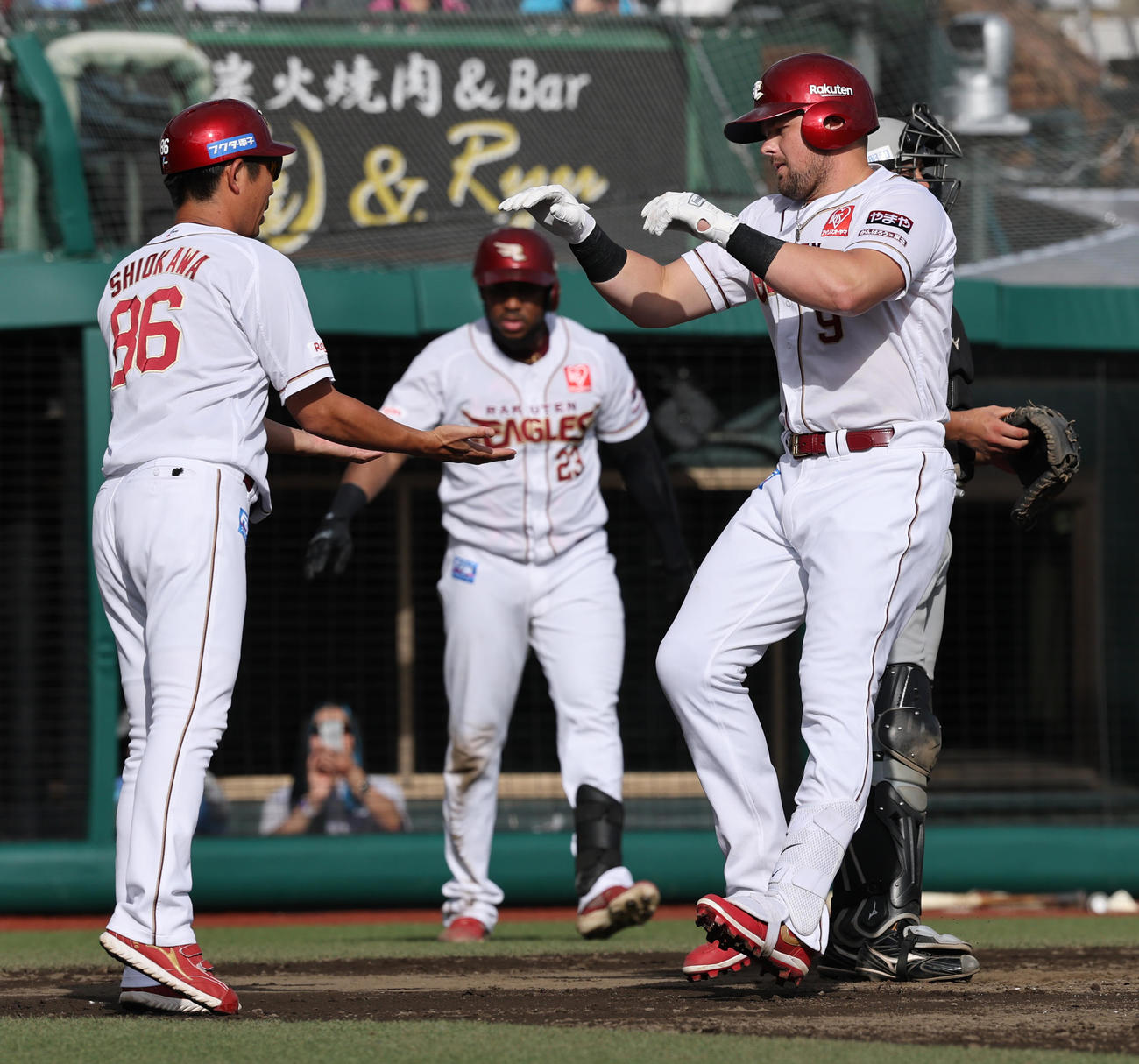 楽天対ロッテ　6回裏楽天無死、左中間本塁打を放ち喜ぶボイト（撮影・野上伸悟）