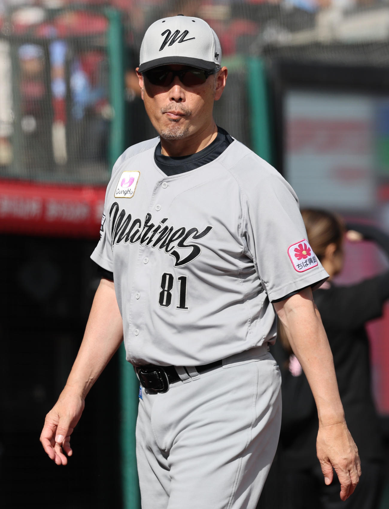 楽天対ロッテ　選手交代を告げベンチに戻るロッテ吉井監督（撮影・野上伸悟）