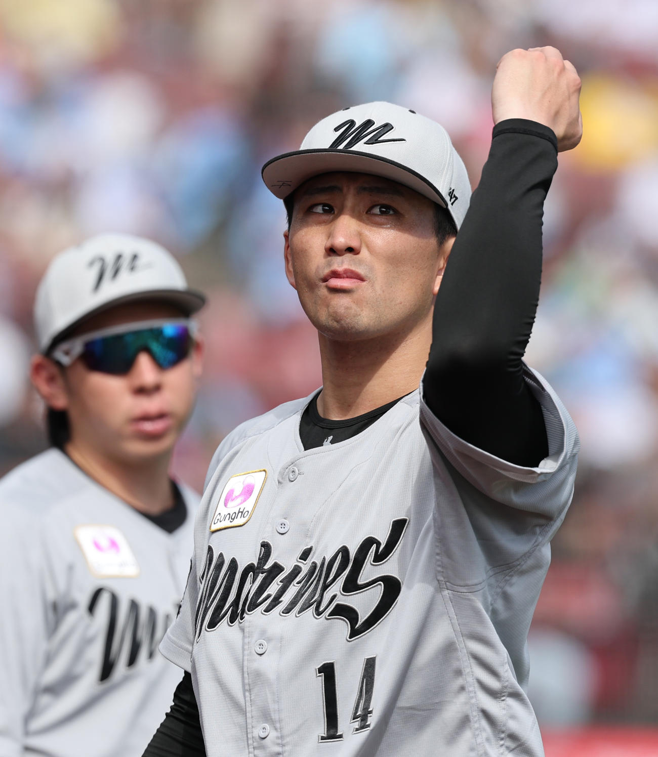 楽天対ロッテ　2回裏を終えフォームを確認するロッテ先発の小島（撮影・野上伸悟）