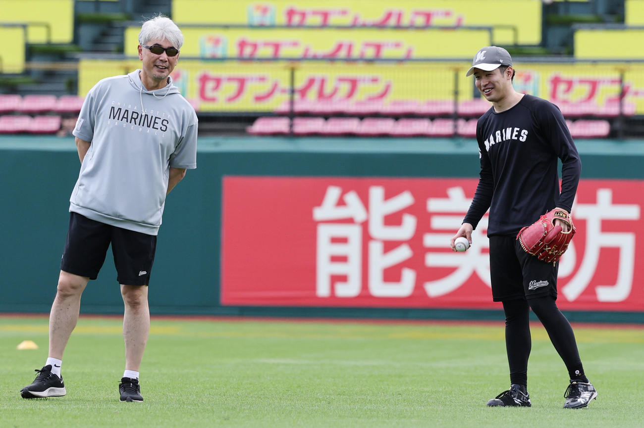 楽天対ロッテ　談笑するロッテ吉井監督（左）と種市（撮影・野上伸悟）