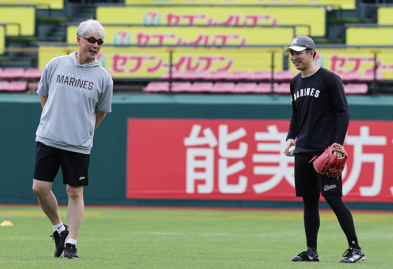 楽天対ロッテ　談笑するロッテ吉井監督（左）と種市（撮影・野上伸悟）