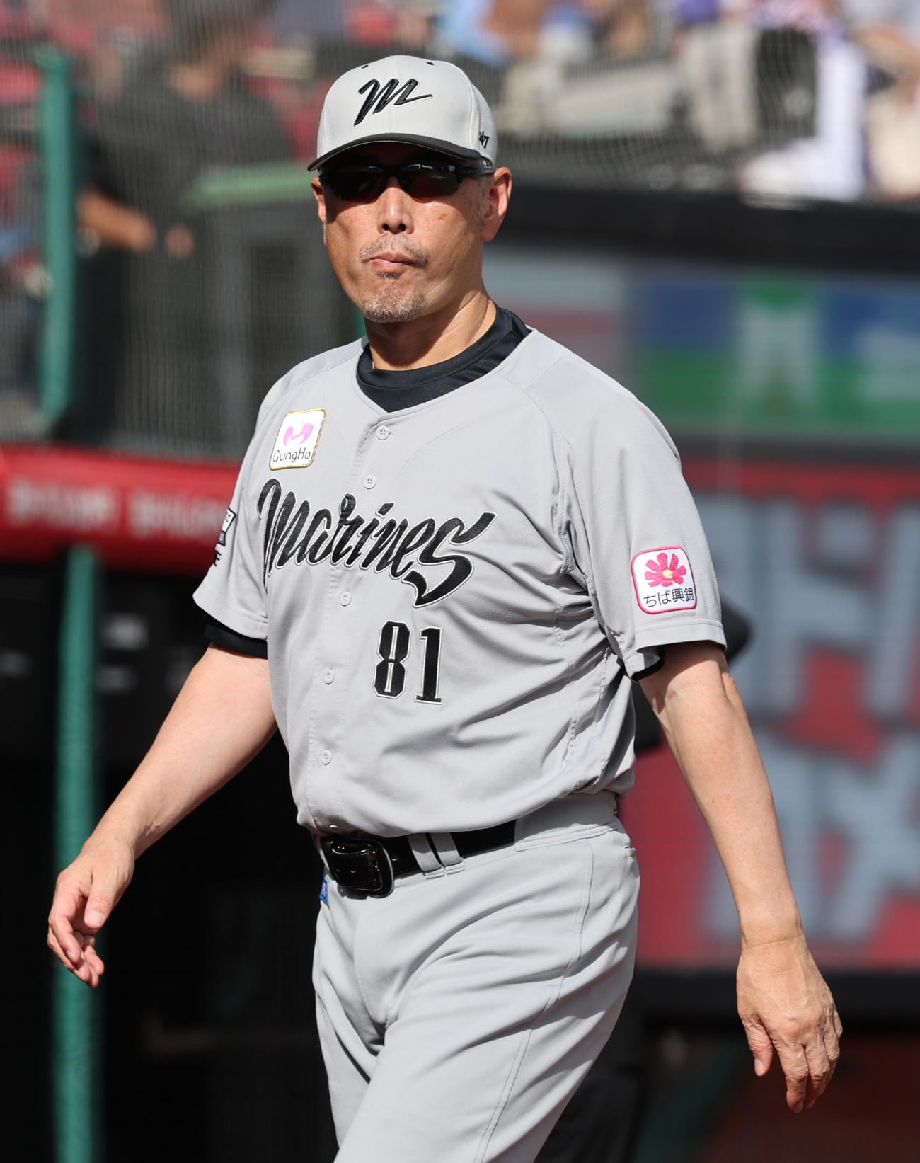 楽天対ロッテ　選手交代を告げベンチに戻るロッテ吉井監督（撮影・野上伸悟）