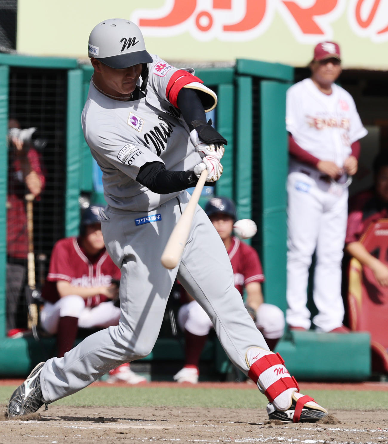 楽天対ロッテ　4回表ロッテ2死二塁、右前適時打を放つ西川（撮影・野上伸悟）