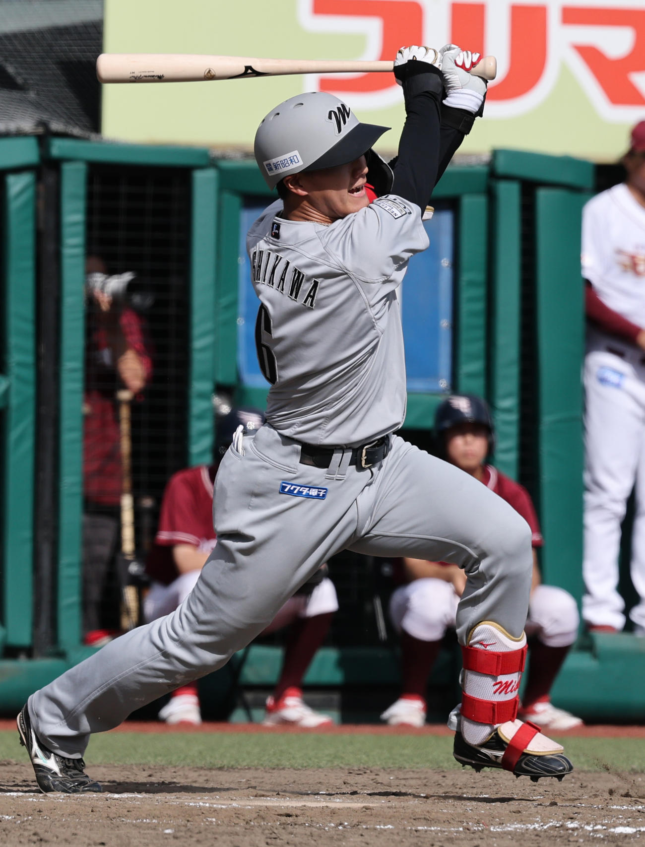 楽天対ロッテ　4回表ロッテ2死二塁、右前適時打を放つ西川（撮影・野上伸悟）