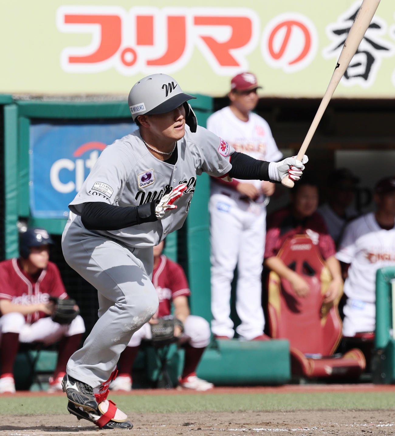 楽天対ロッテ　4回表ロッテ2死二塁、右前適時打を放つ西川（撮影・野上伸悟）