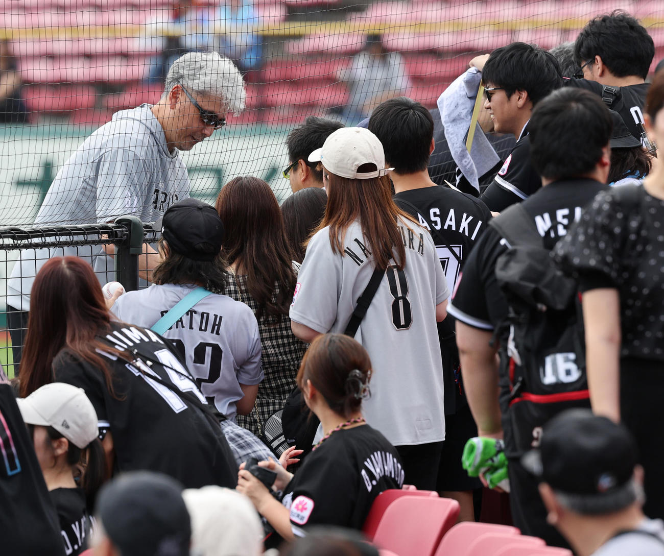 楽天対ロッテ　ファンにサインするロッテ吉井監督（撮影・野上伸悟）