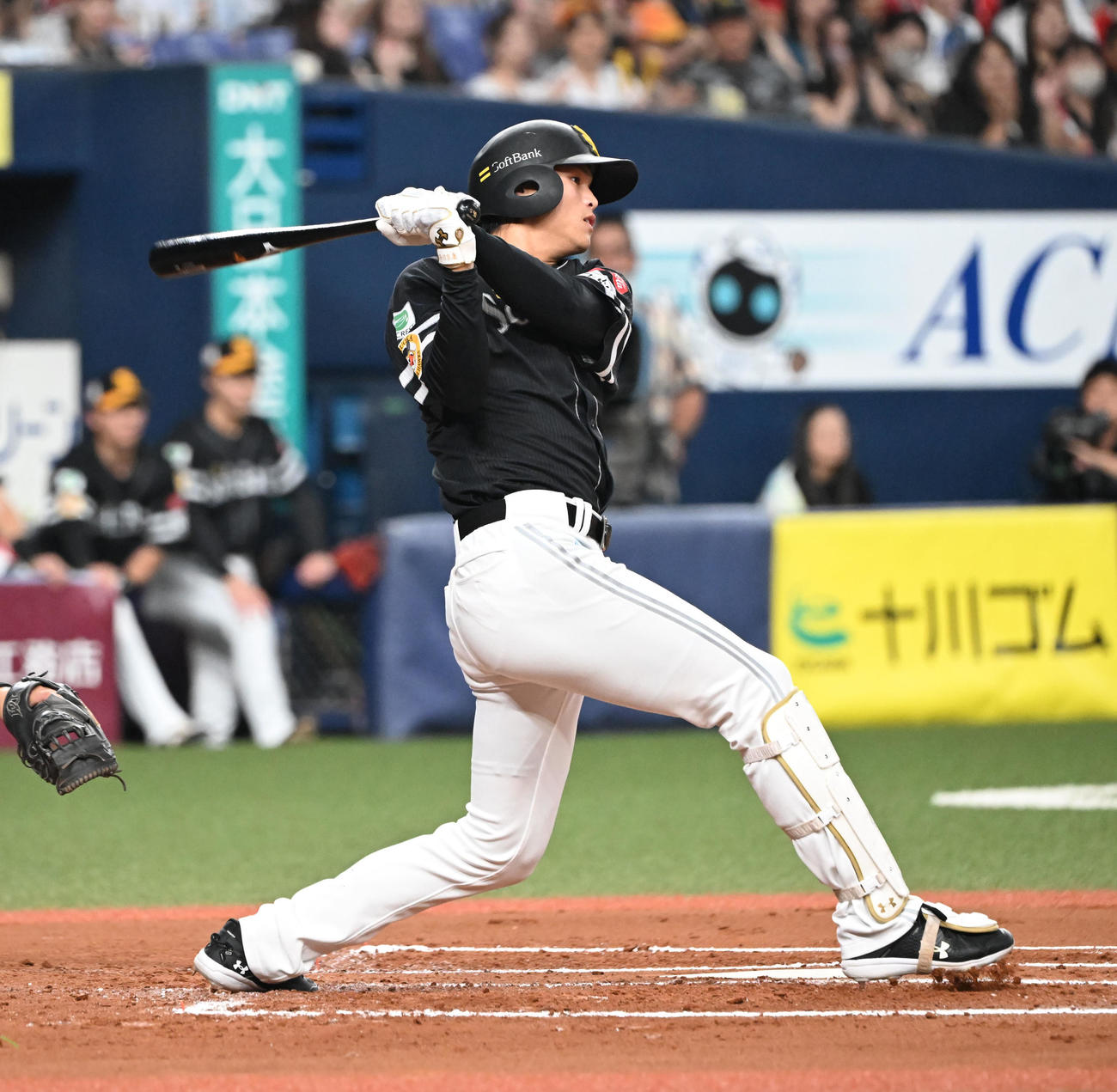 オリックス対ソフトバンク　6回表ソフトバンク1死一、三塁、右前適時打を放つ笹川（撮影・和賀正仁）