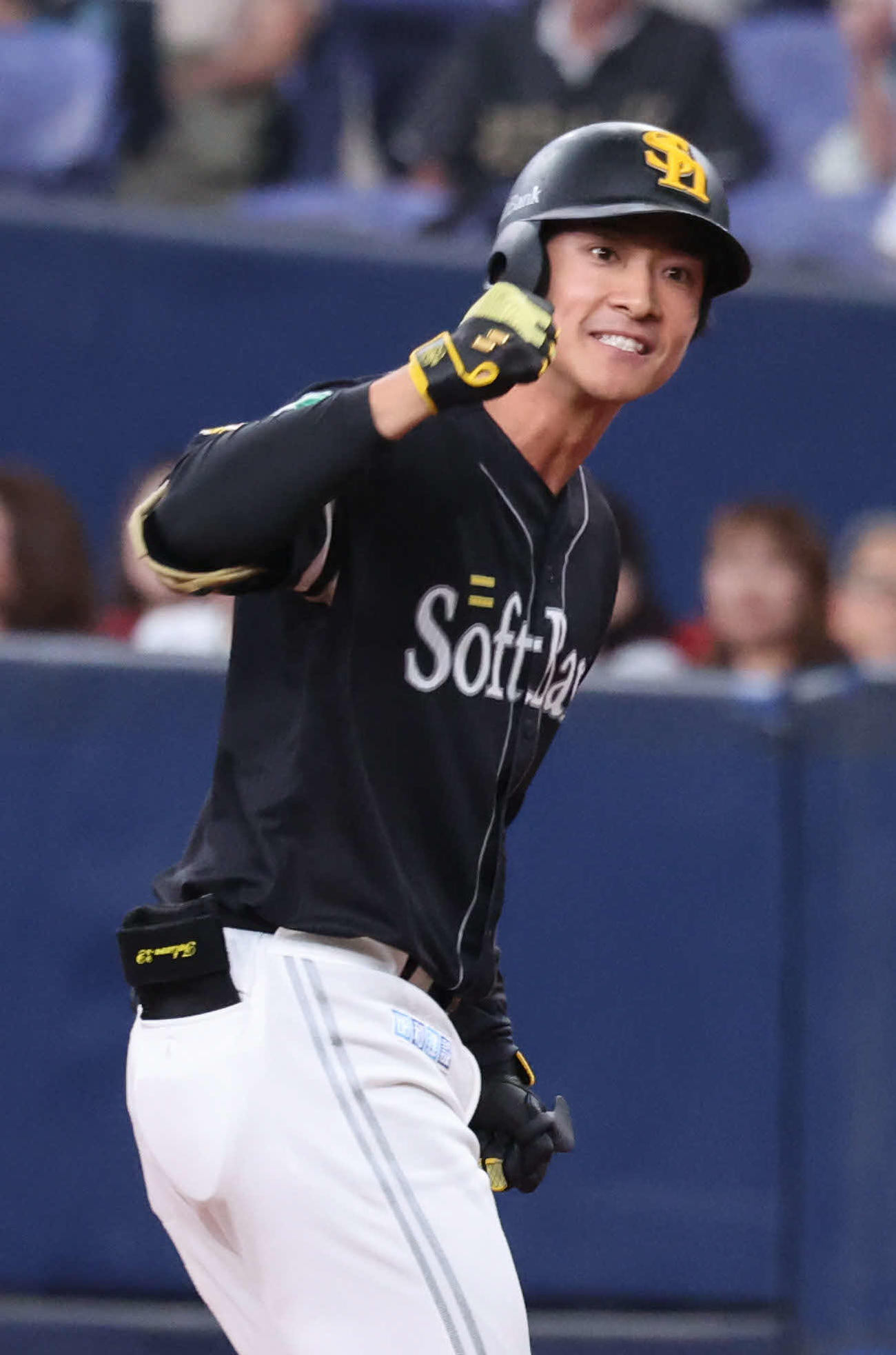 オリックス対ソフトバンク　6回表ソフトバンク2死一、三塁、柳町は右前に適時打を放ち、ベンチに向かってガッツポーズ（撮影・西尾就之）