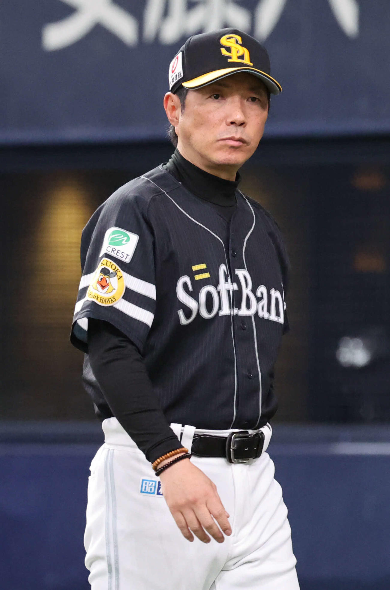 オリックス対ソフトバンク　6回の攻撃終了後、選手交代を告げベンチに戻るソフトバンク小久保監督（撮影・西尾就之）