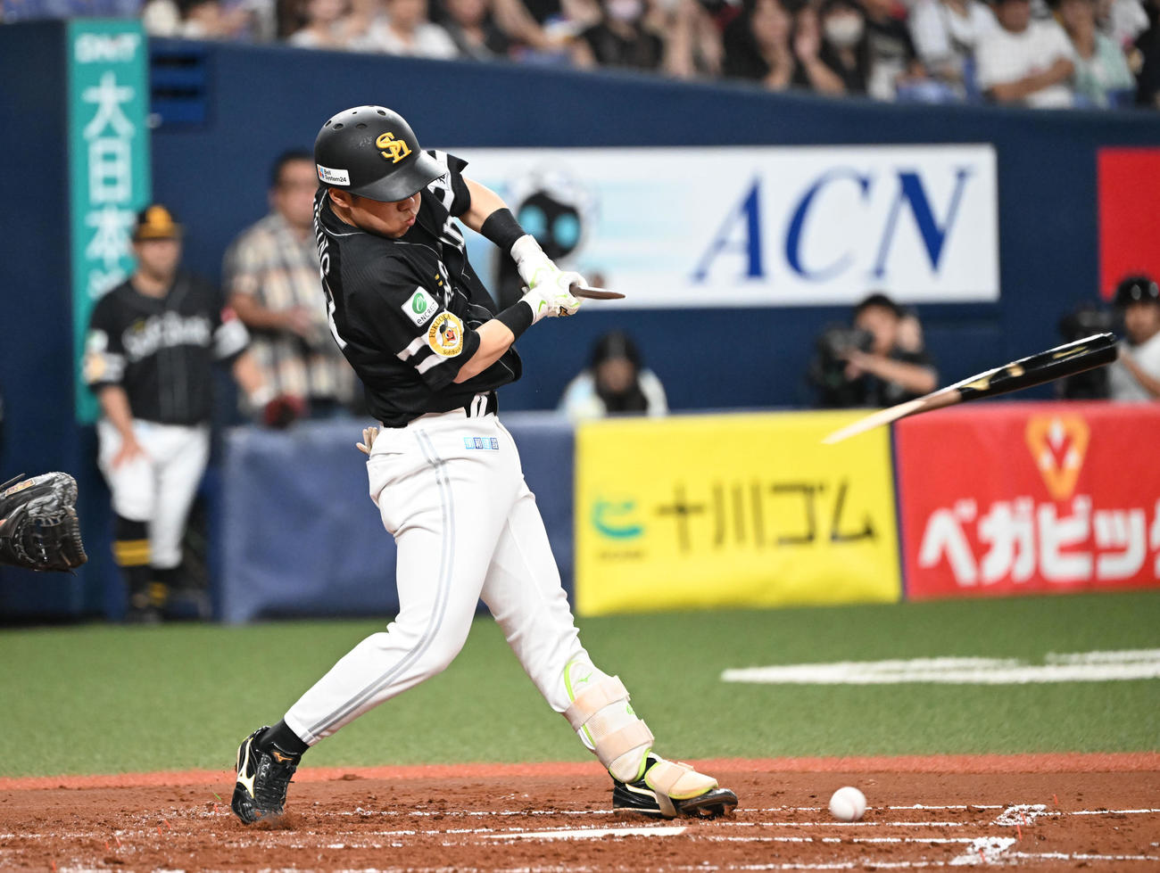 オリックス対ソフトバンク　2回表ソフトバンク2死一、二塁、バットを折りながらも三塁内野安打を放つ海野（撮影・和賀正仁）