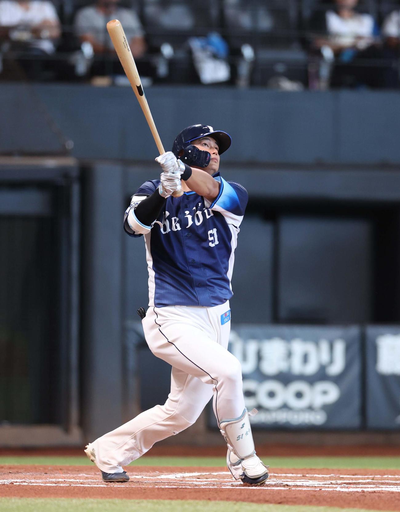 日本ハム対西武　6回表西武無死、右越え本塁打を放つ西川（撮影・黒川智章）