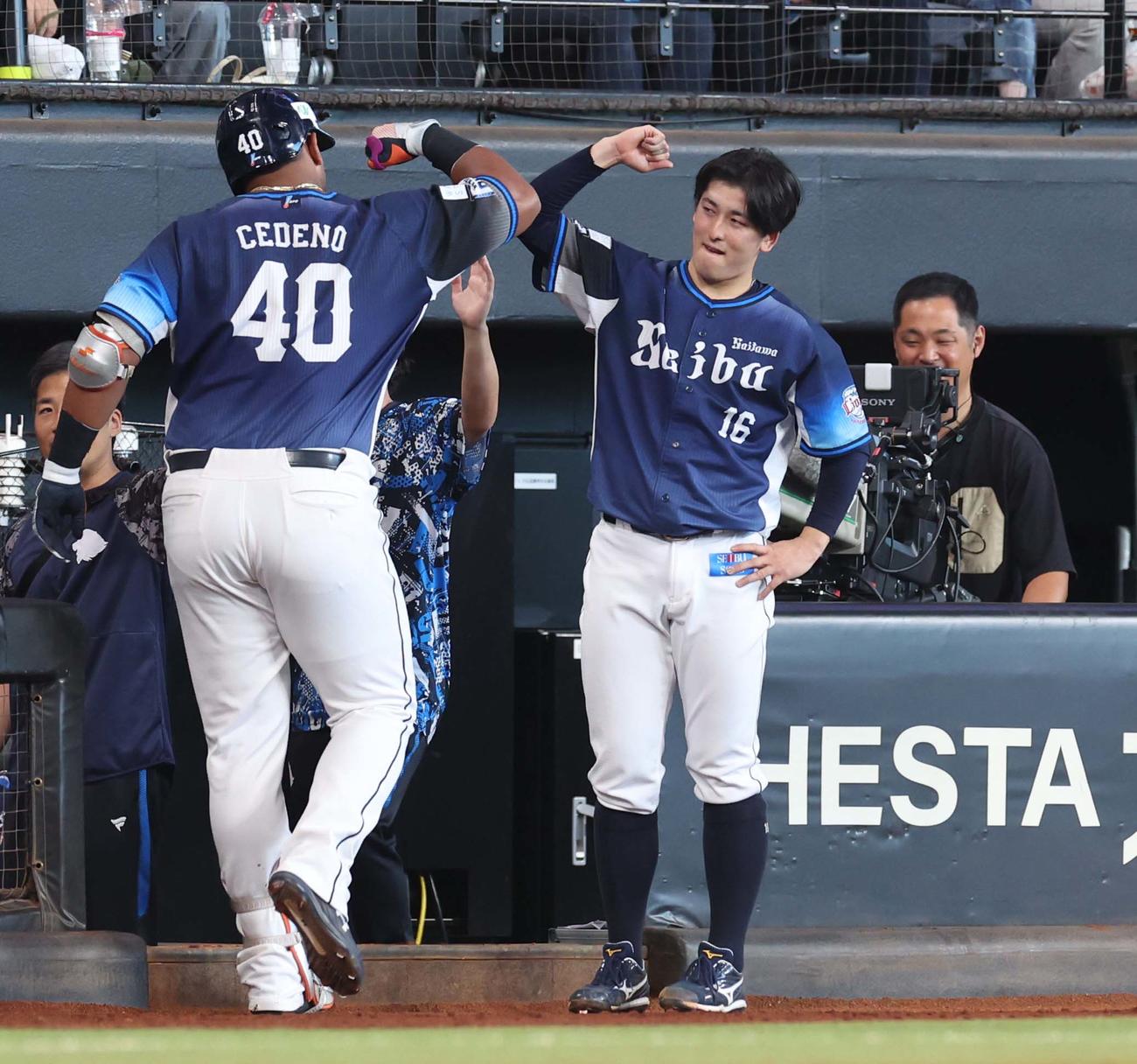日本ハム対西武　7回表西武無死一塁、中越え2点本塁打を放ったセデーニョを出迎える隅田（撮影・黒川智章）