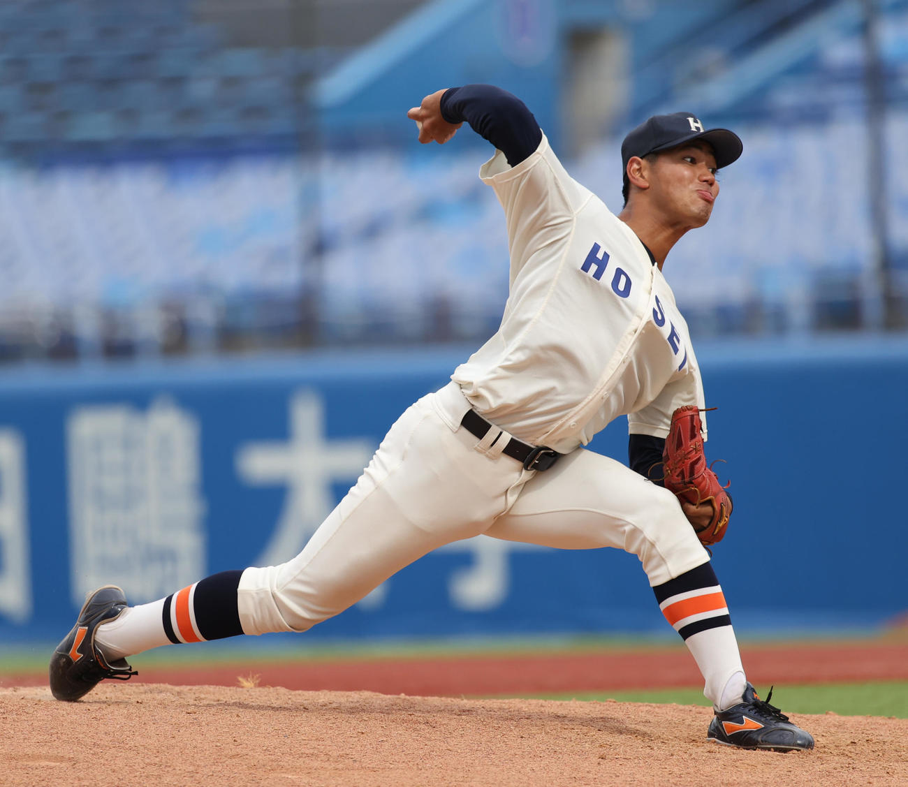 法大対慶大　8回から登板した法大・助川（撮影・柴田隆二）　　