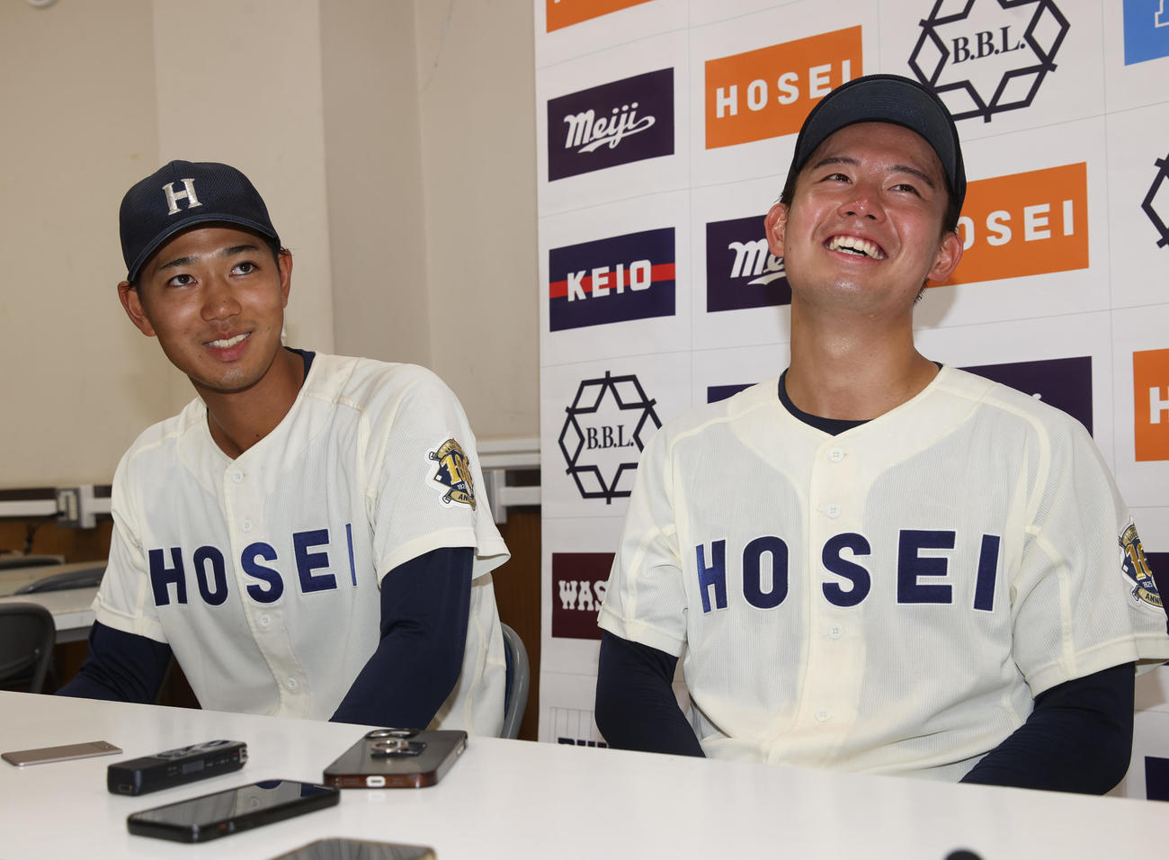 法大対慶大　会見で笑顔を見せる法大・助川（左）、野崎（撮影・柴田隆二）　　