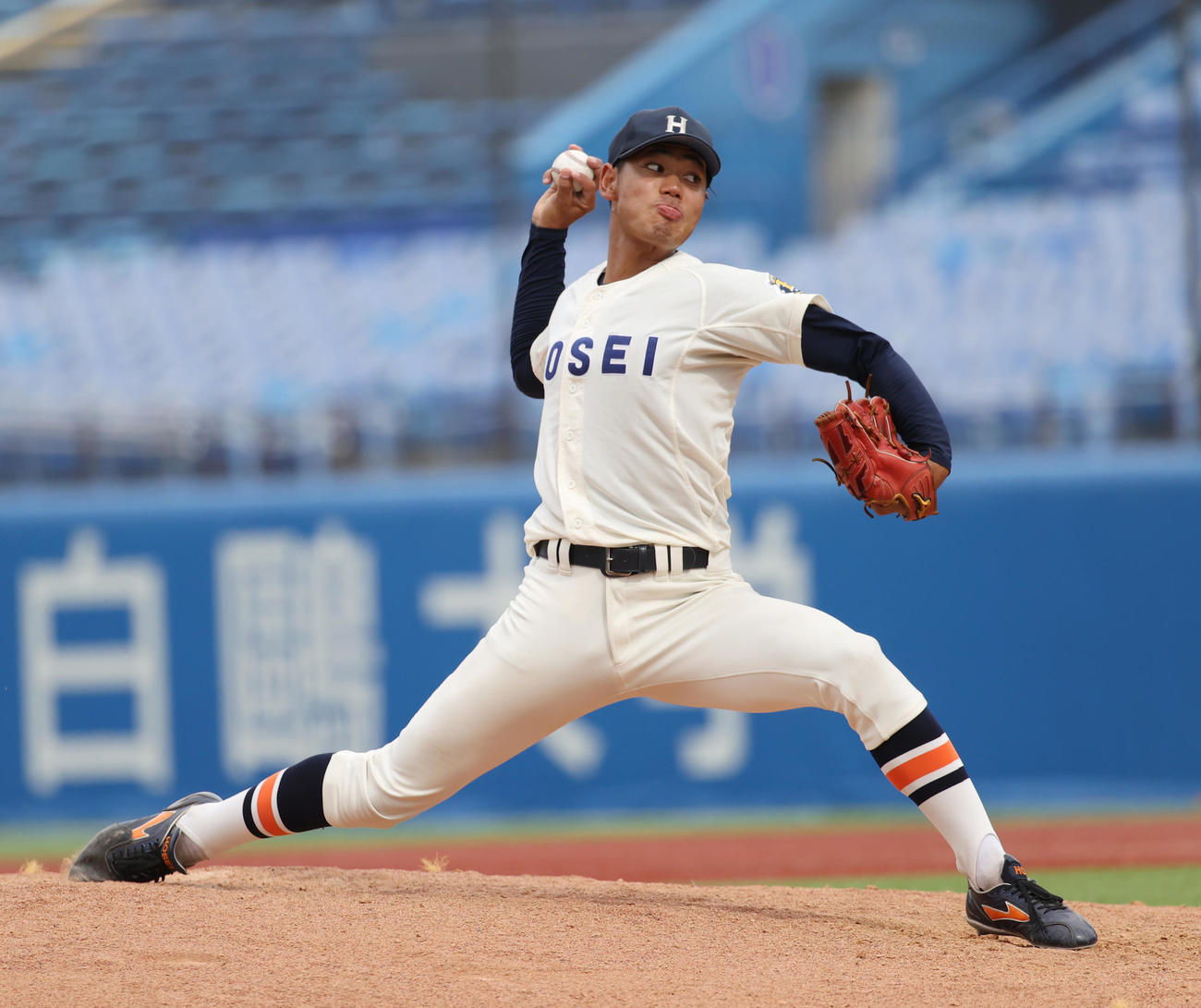 法大対慶大　8回から登板した法大・助川（撮影・柴田隆二）　　