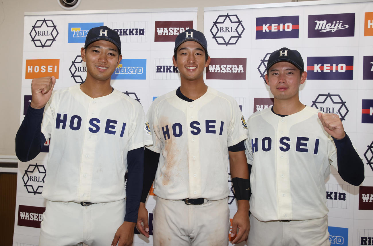 法大対慶大　会見で笑顔を見せる。左から法大・助川（左）、松下、野崎（撮影・柴田隆二）　　