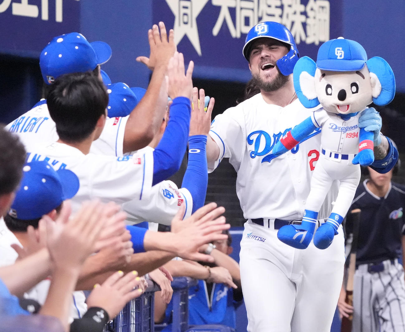 チェイビスは本塁打を放ちナインとタッチ（2025年8月撮影）