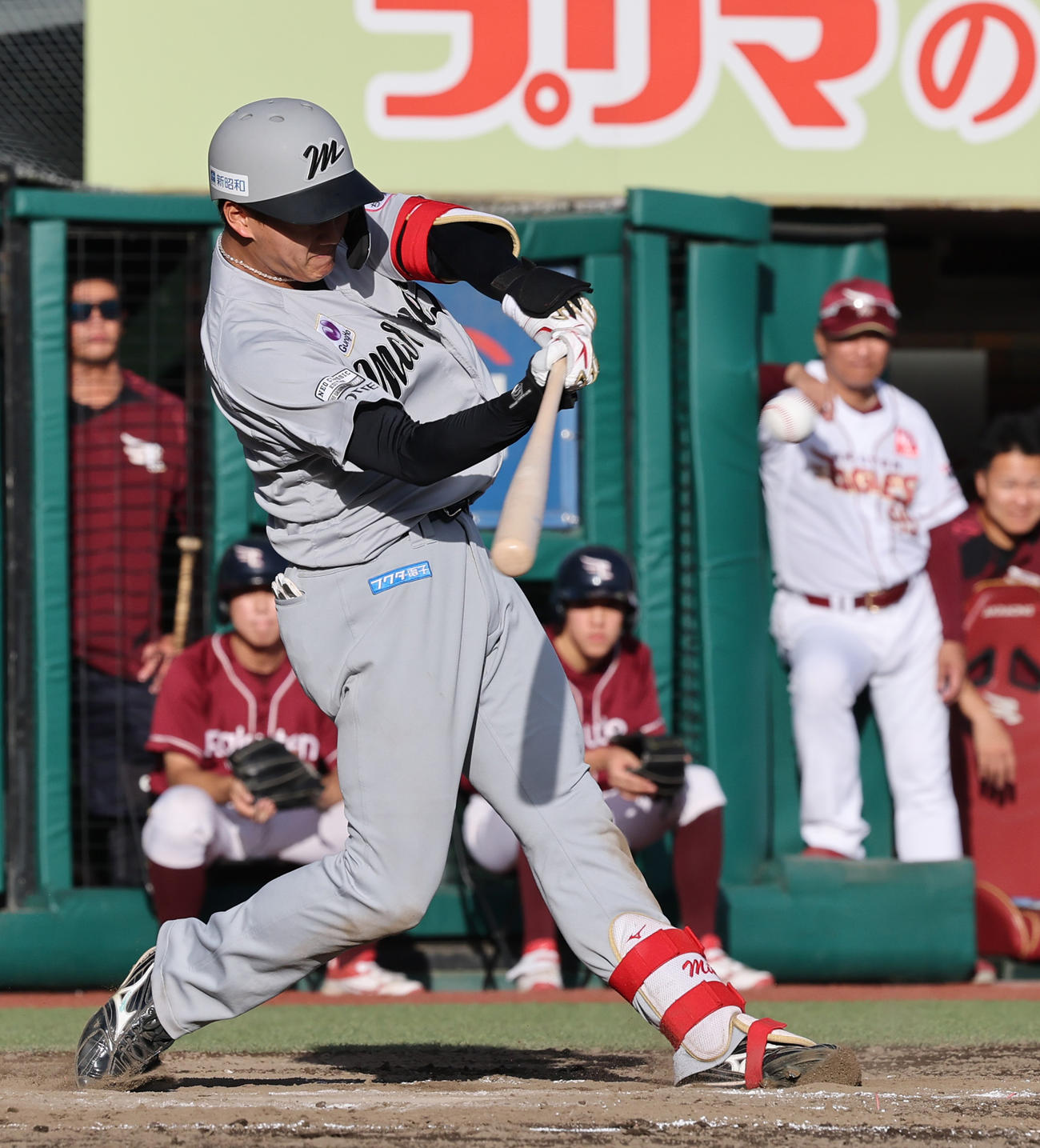 楽天対ロッテ　9回表ロッテ2死、右前打を放ちシーズン100安打とした西川（撮影・野上伸悟）