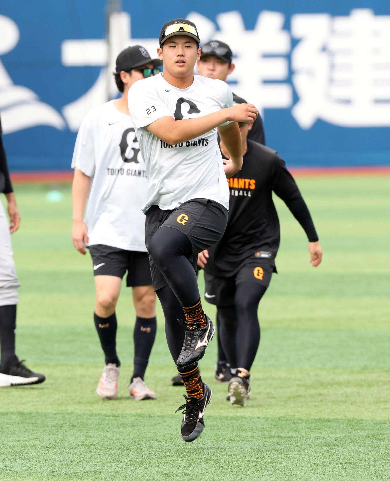 DeNA対巨人　1軍合流しウオームアップする巨人石塚（撮影・浅見桂子）
