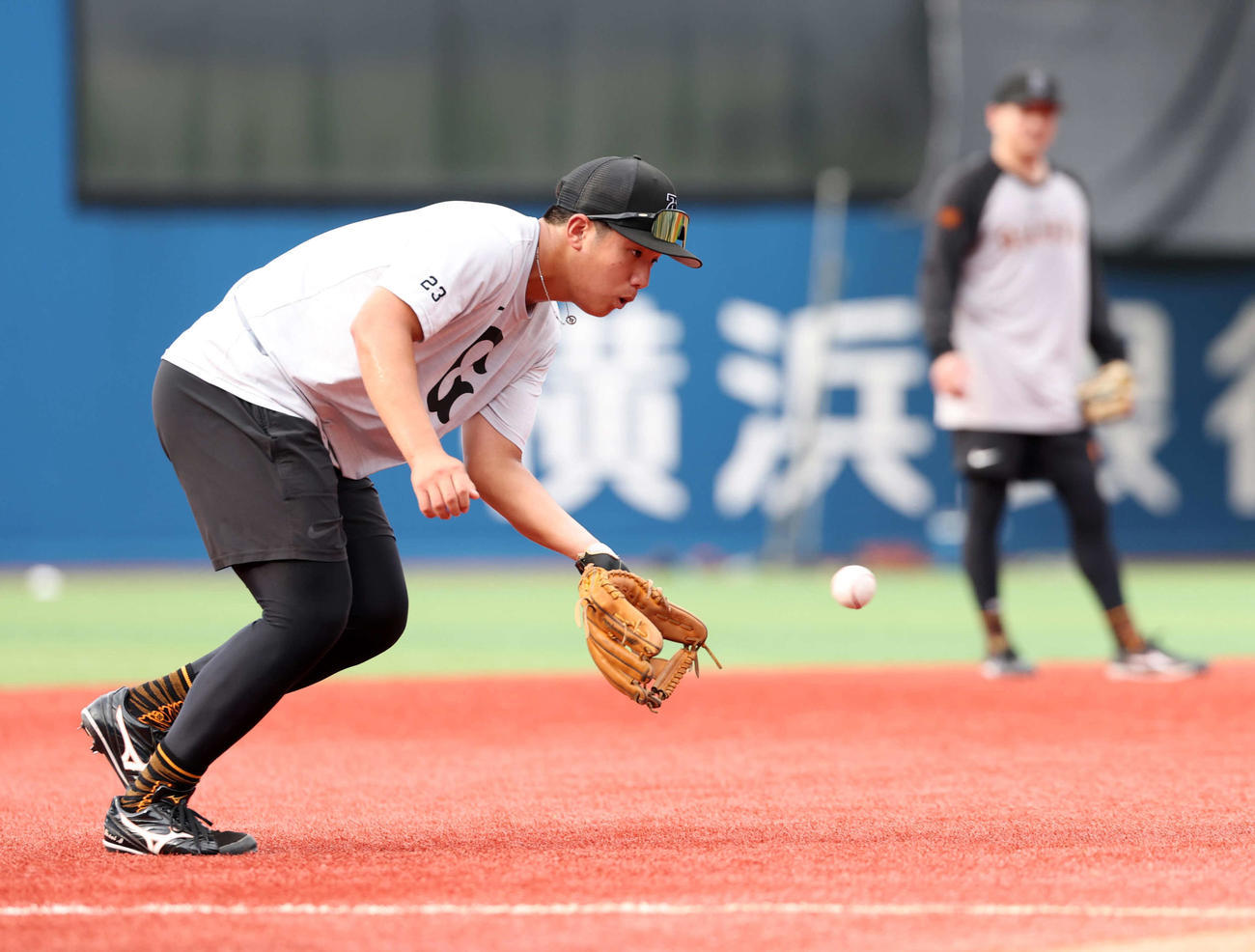 DeNA対巨人　1軍合流し三塁ノックを受ける巨人石塚（撮影・浅見桂子）