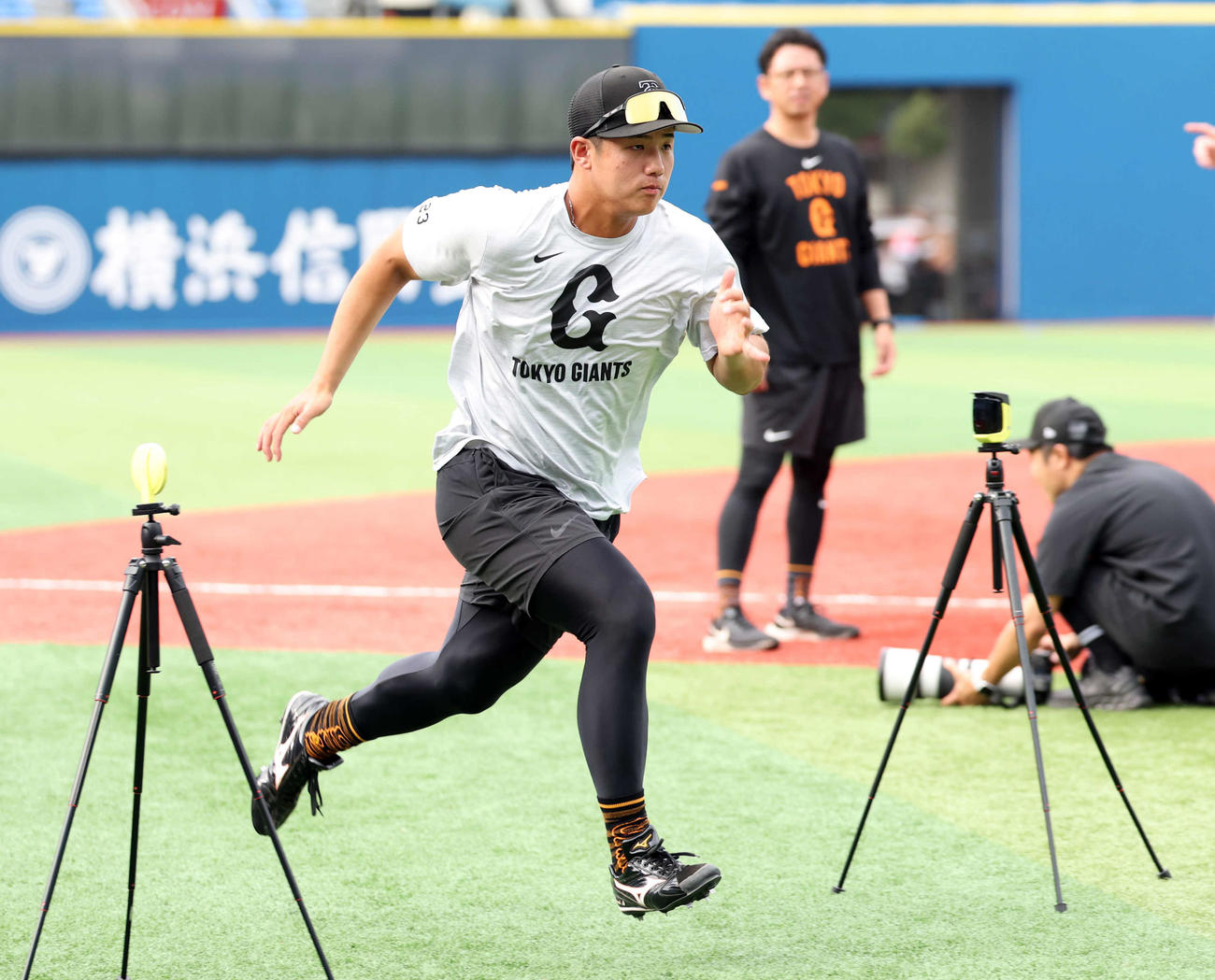 DeNA対巨人　1軍合流しダッシュする巨人石塚（撮影・浅見桂子）